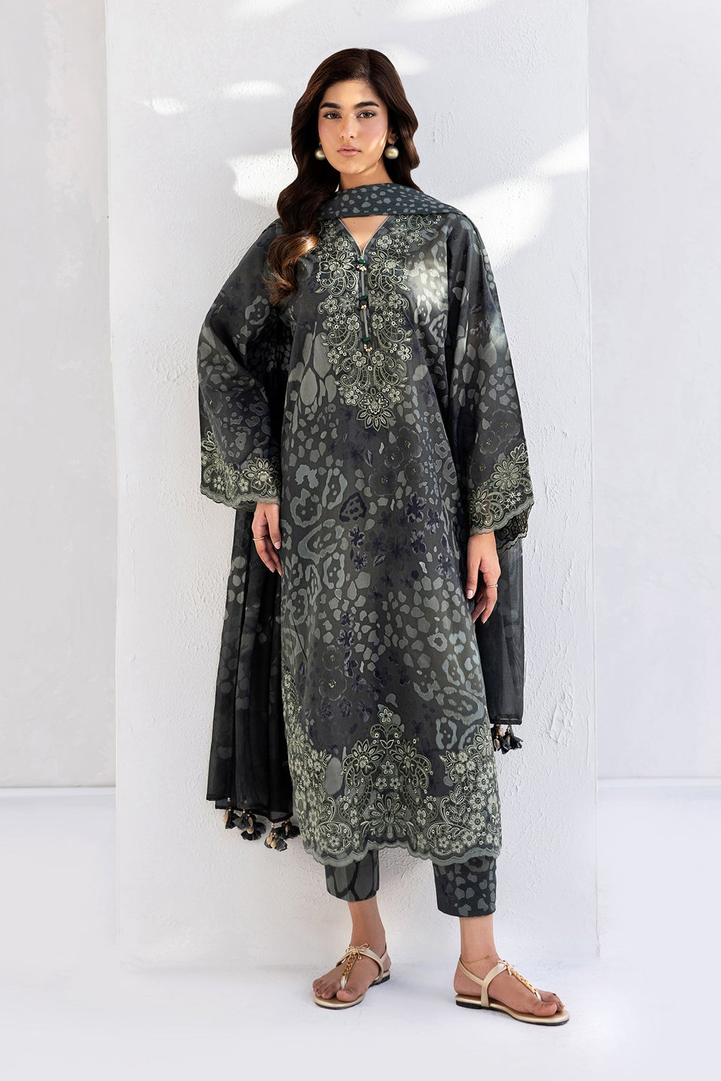 Baroque | Embroidered lawn | UF-4454