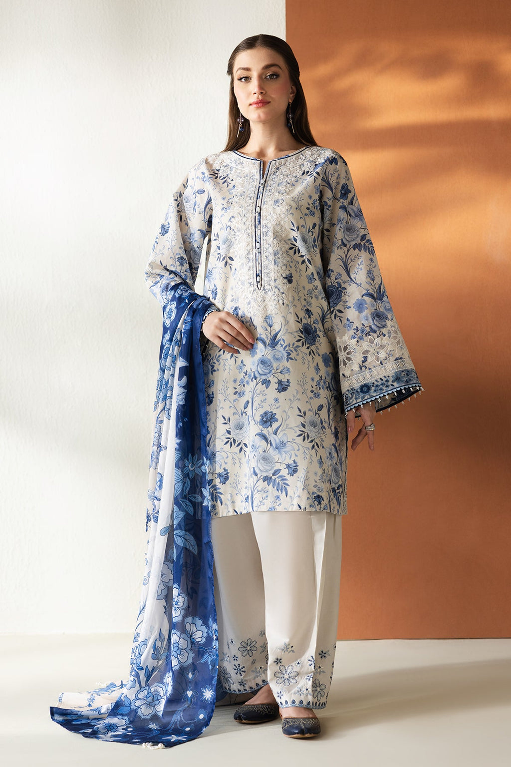 Baroque | Embroidered lawn | UF-4429