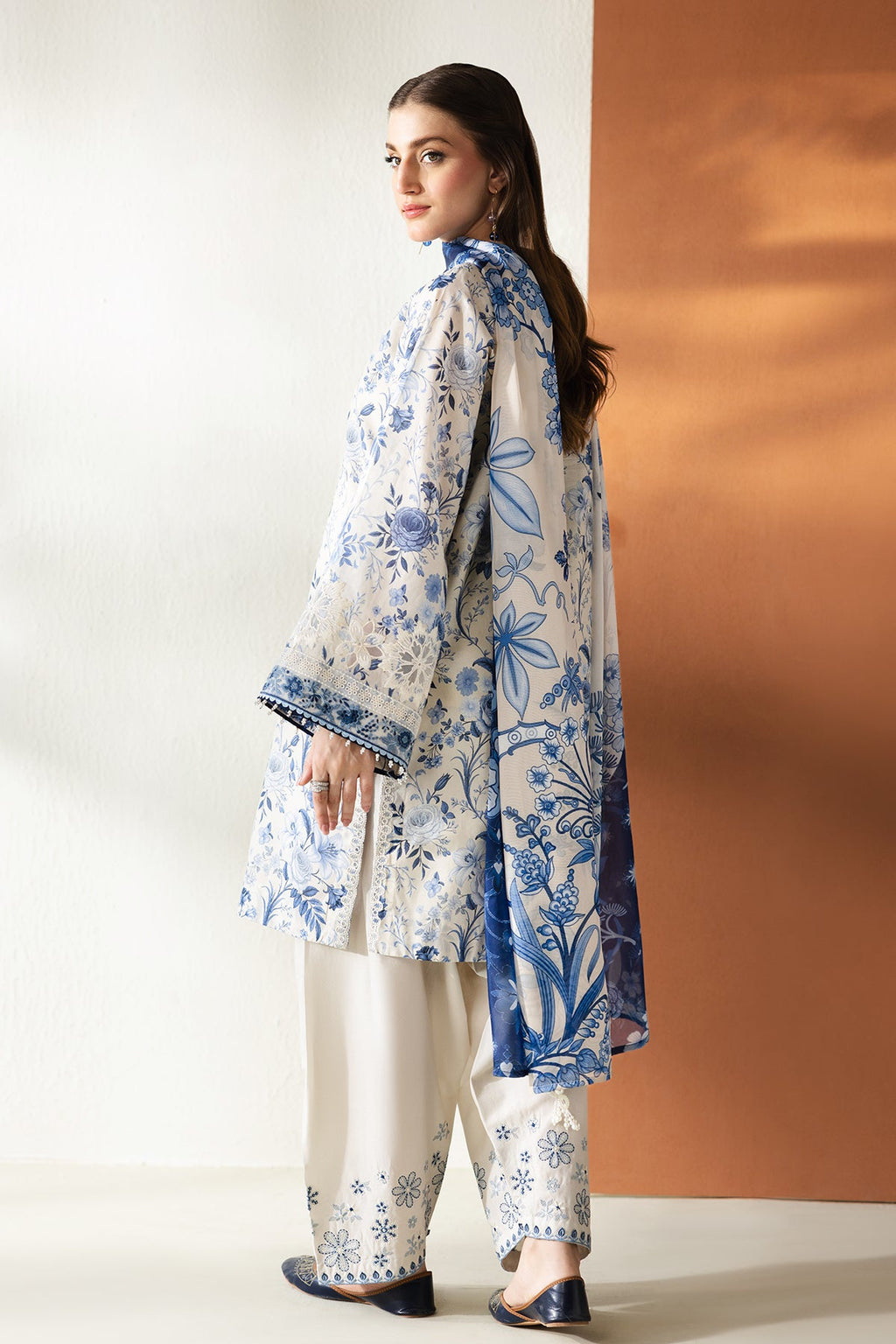 Baroque | Embroidered lawn | UF-4429