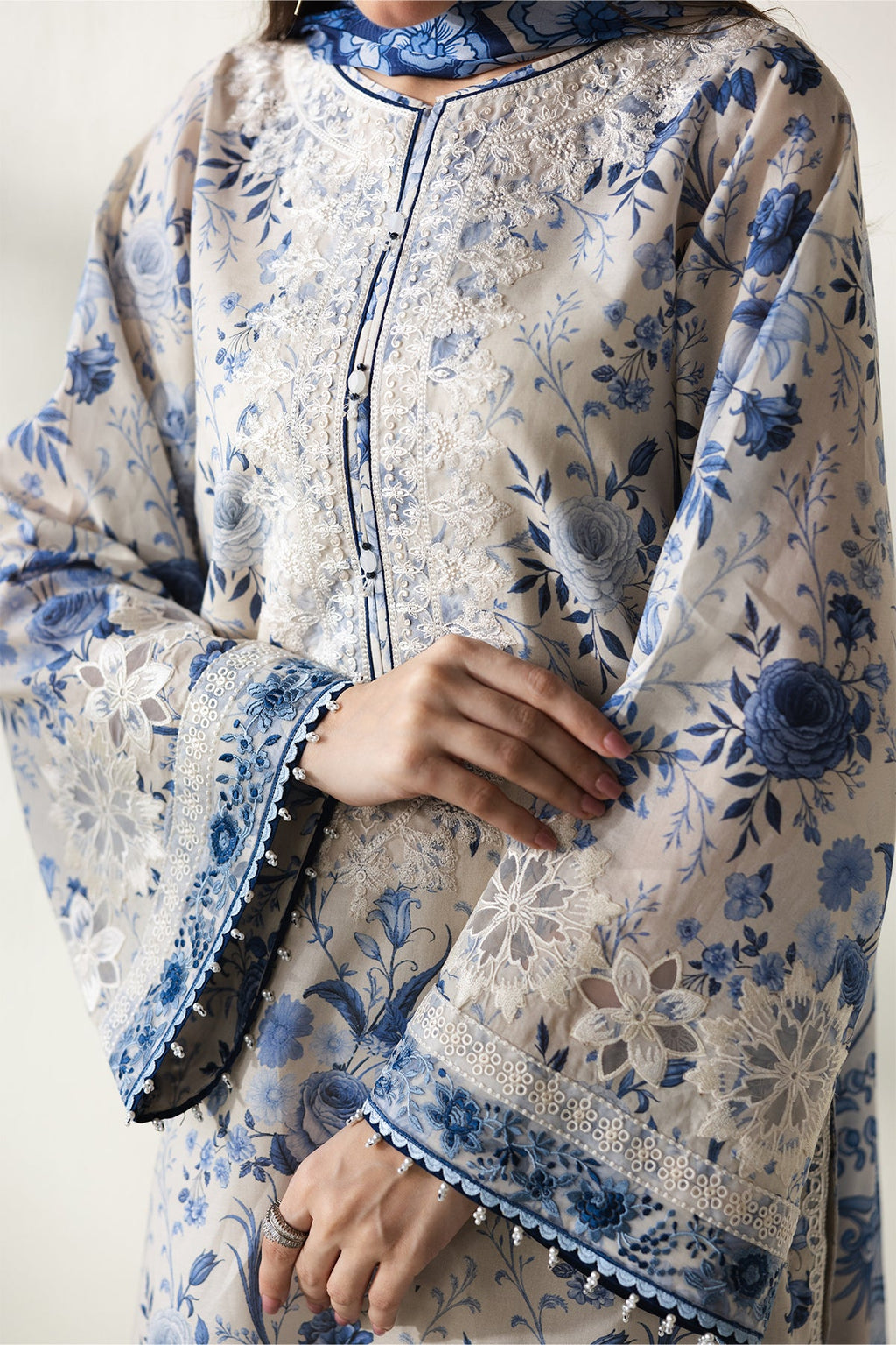 Baroque | Embroidered lawn | UF-4429