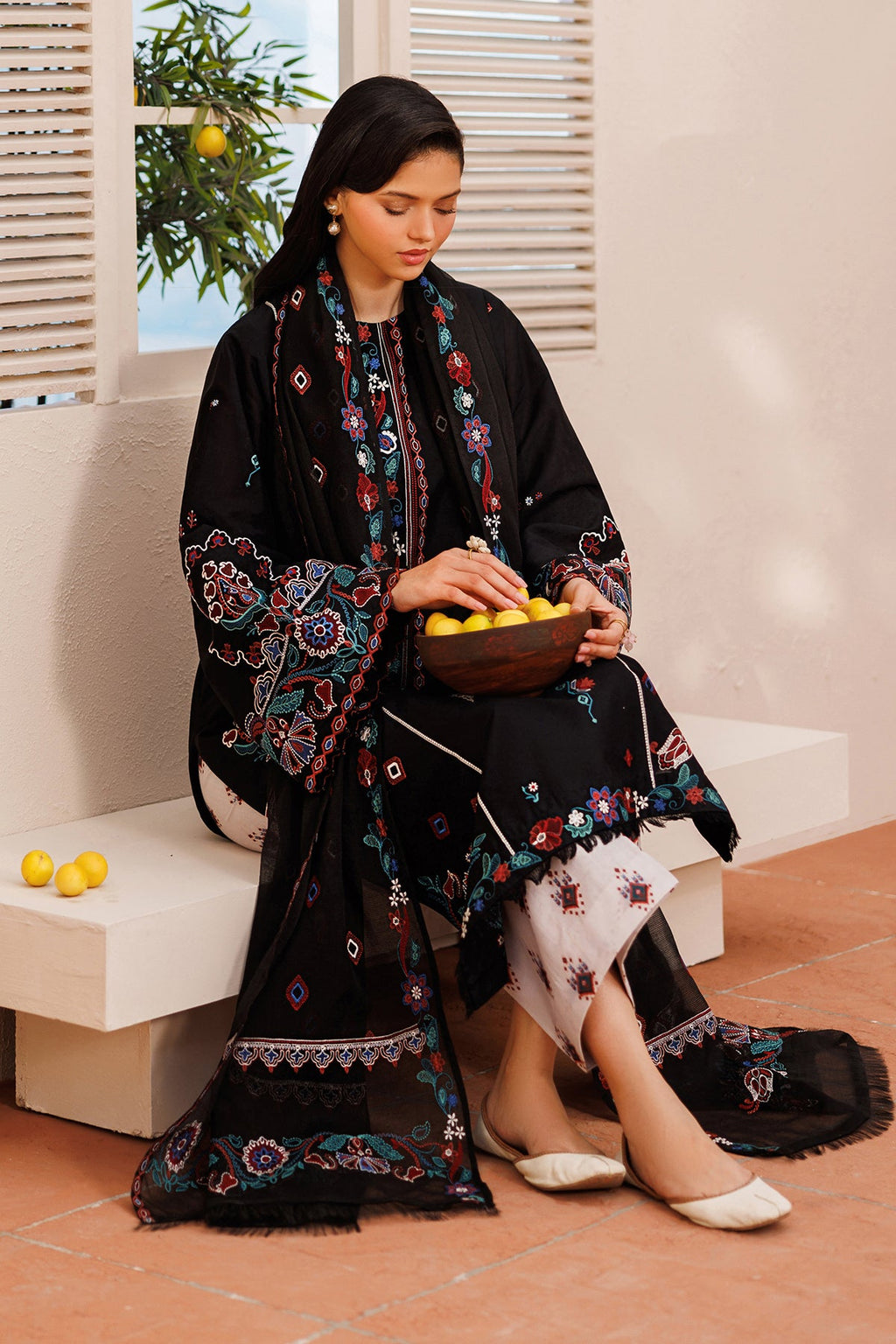 Baroque | Embroidered lawn | UF-4391