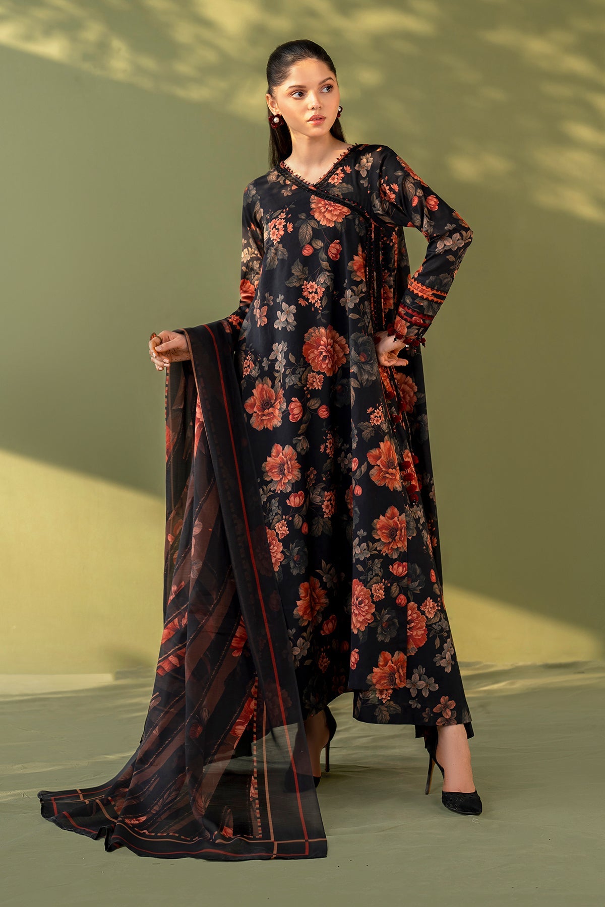 Baroque | Embroidered lawn | UF-4172