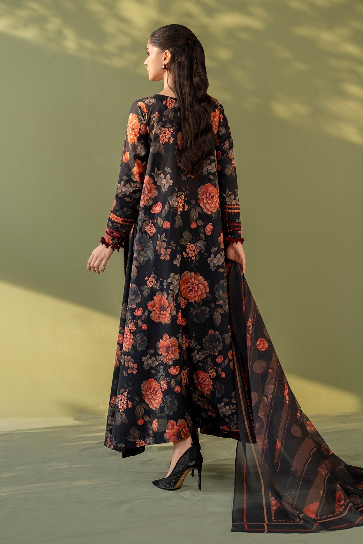 Baroque | Embroidered lawn | UF-4172