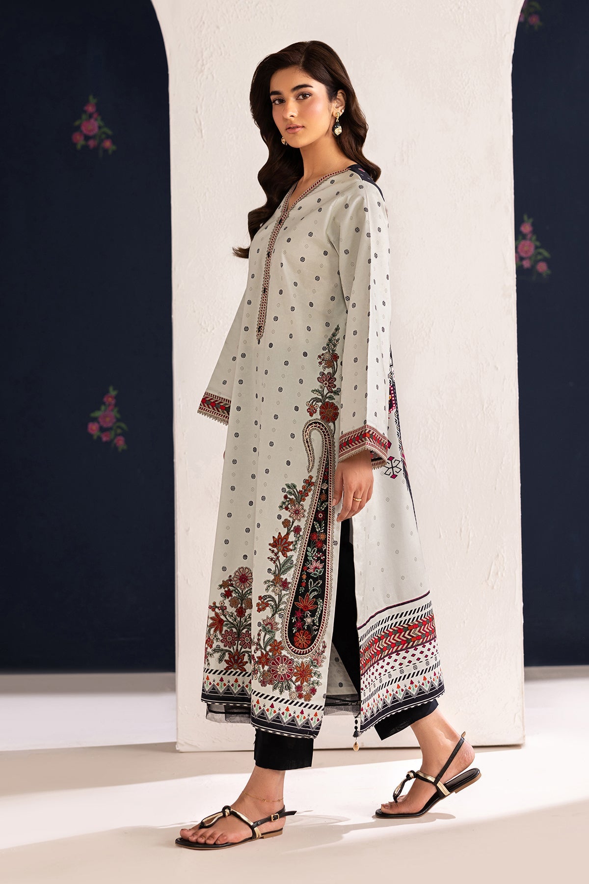 Baroque | Embroidered lawn | UF-4455