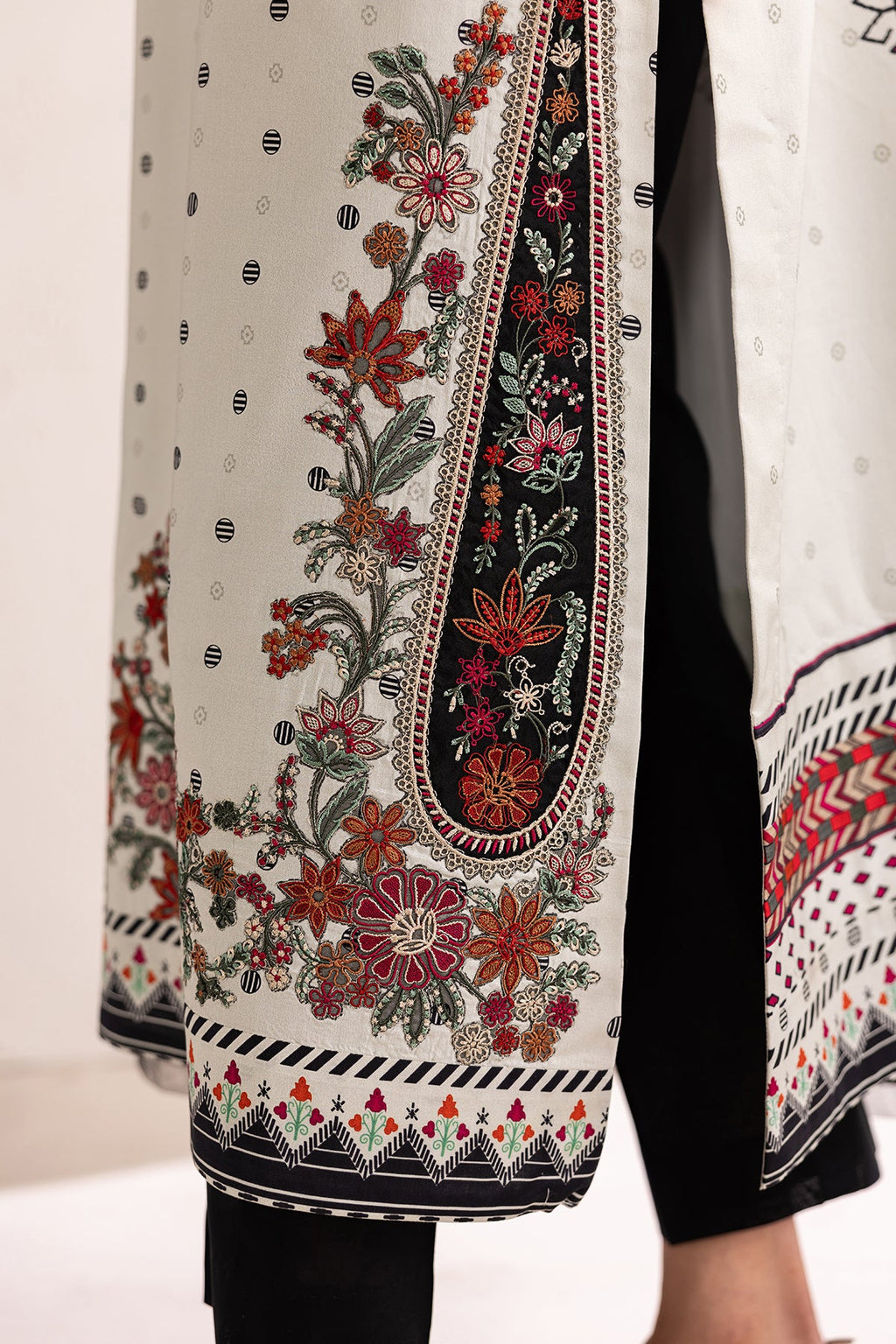 Baroque | Embroidered lawn | UF-4455