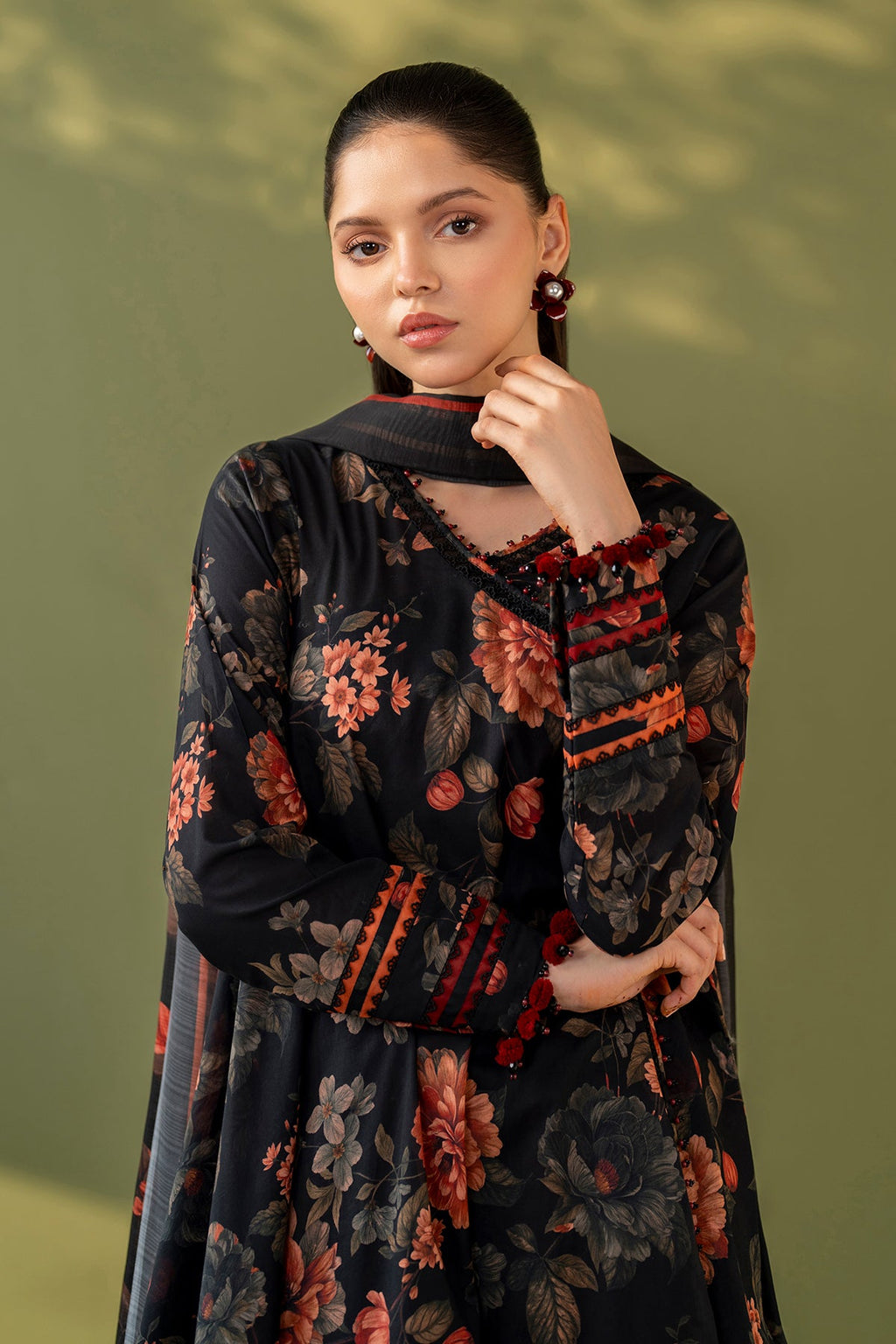 Baroque | Embroidered lawn | UF-4172