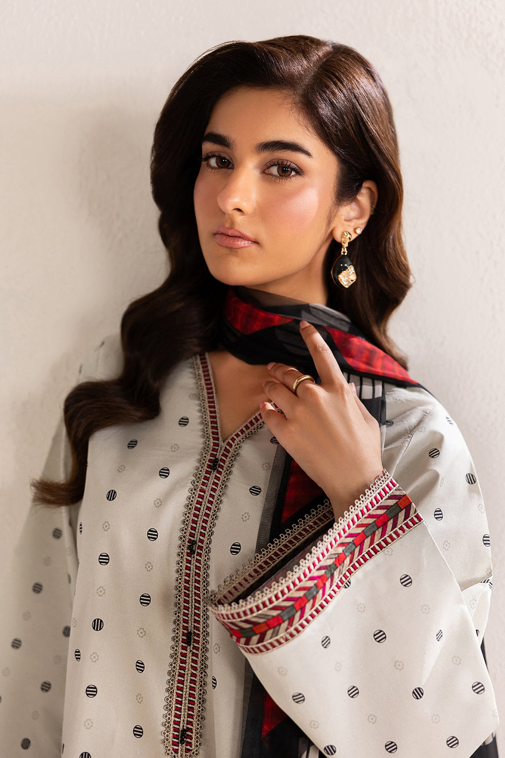 Baroque | Embroidered lawn | UF-4455