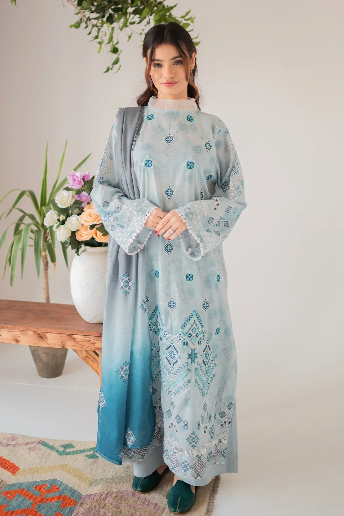 3 Piece - Embroidered Lawn - 8678