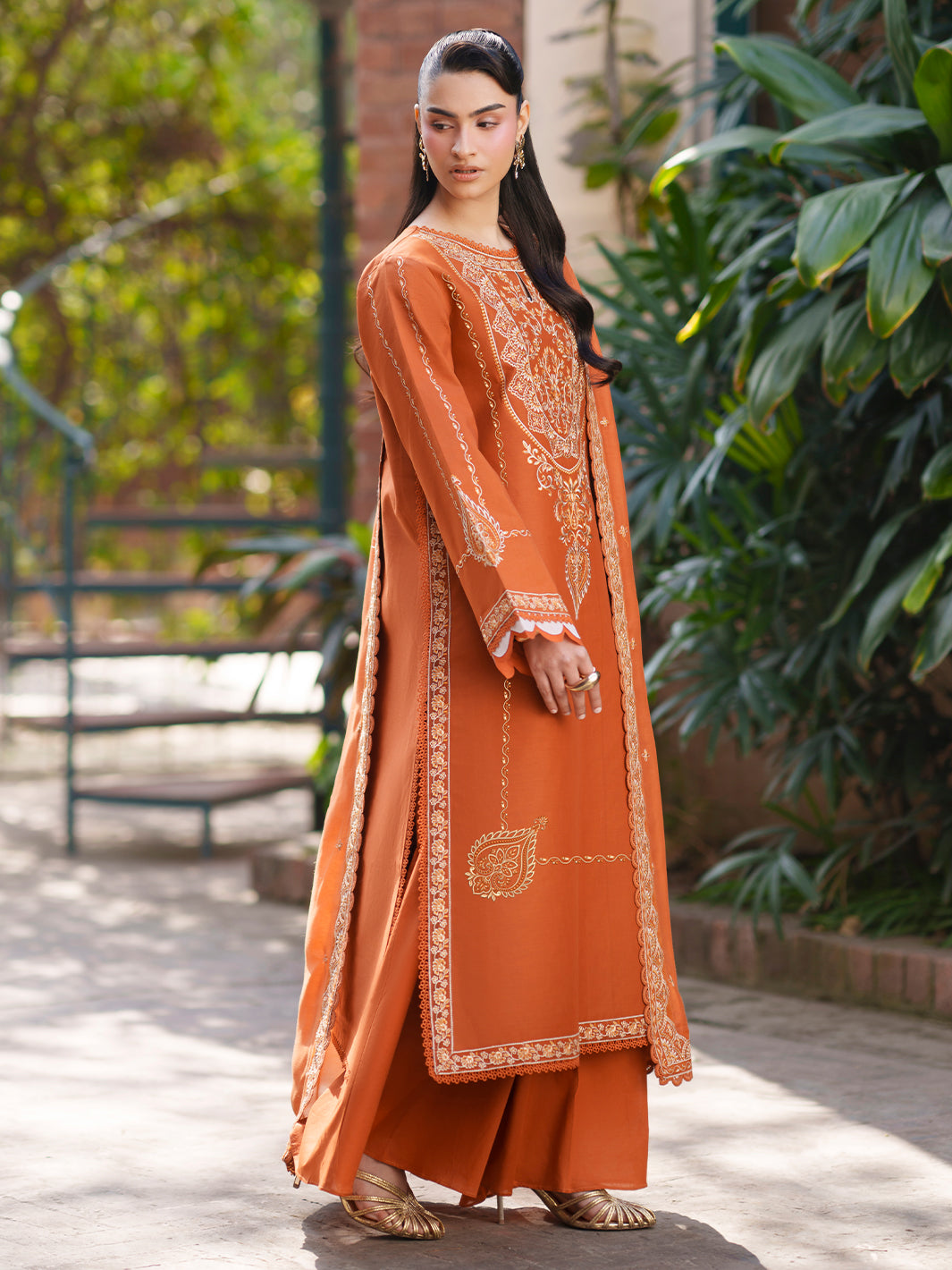 Mahnur | Fiona Lawn | F-02