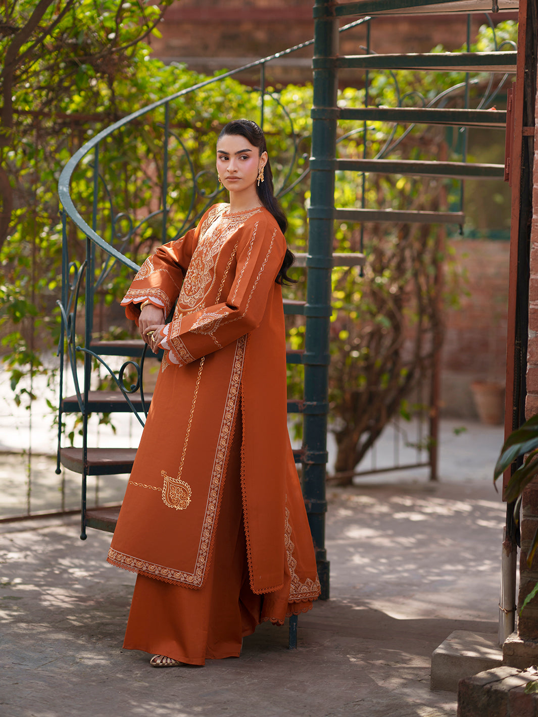 Mahnur | Fiona Lawn | F-02