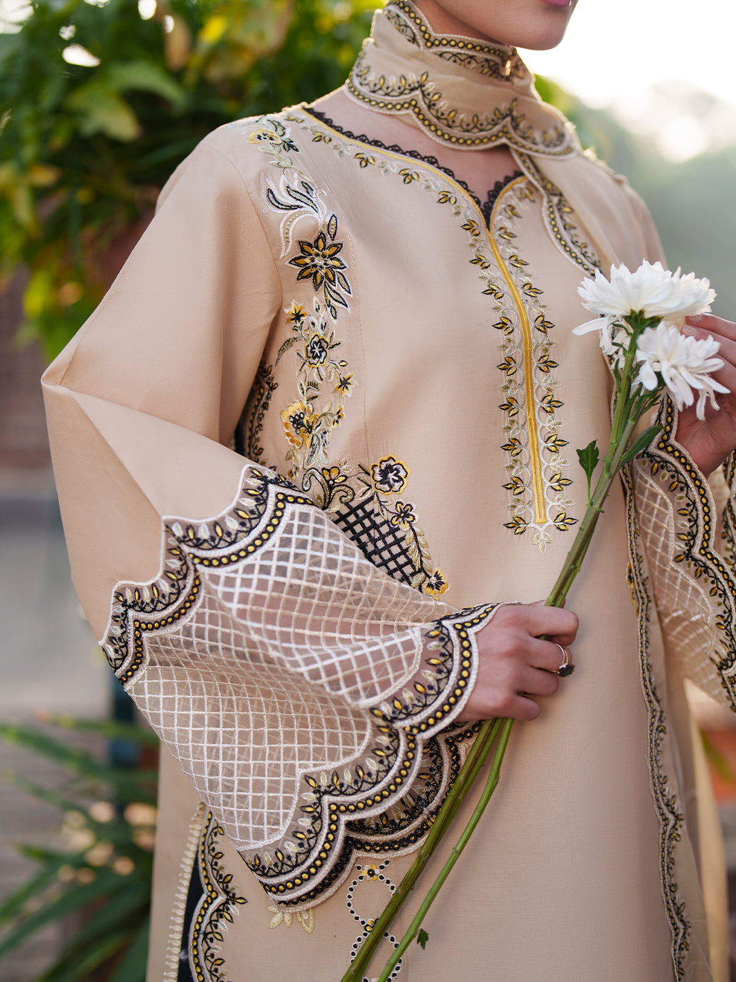 Mahnur | Fiona Lawn | F-04