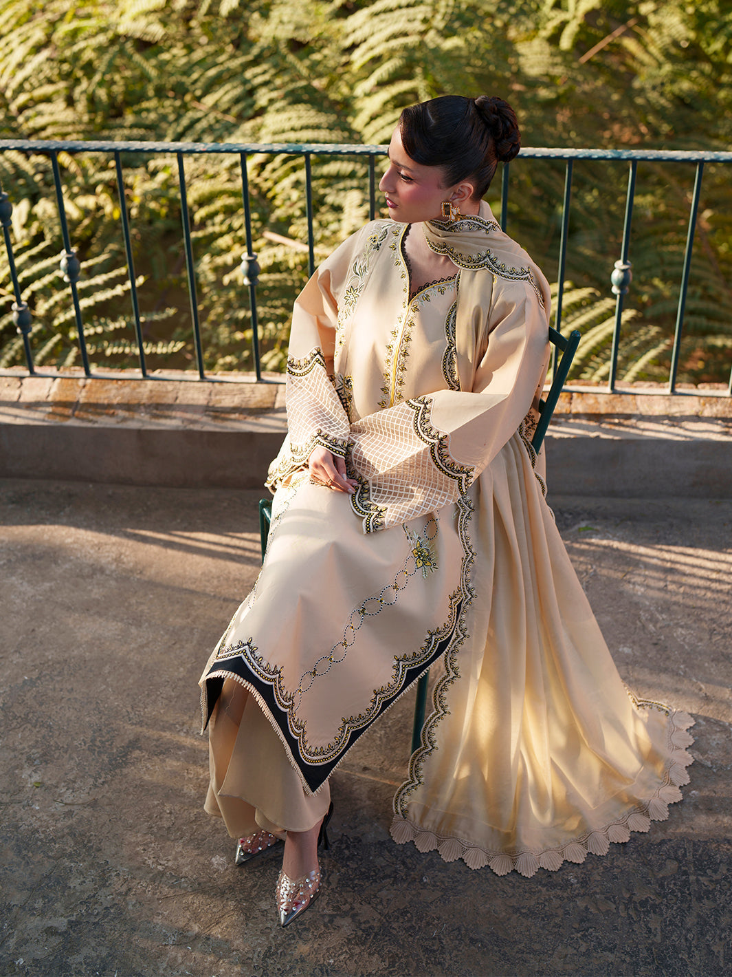 Mahnur | Fiona Lawn | F-04