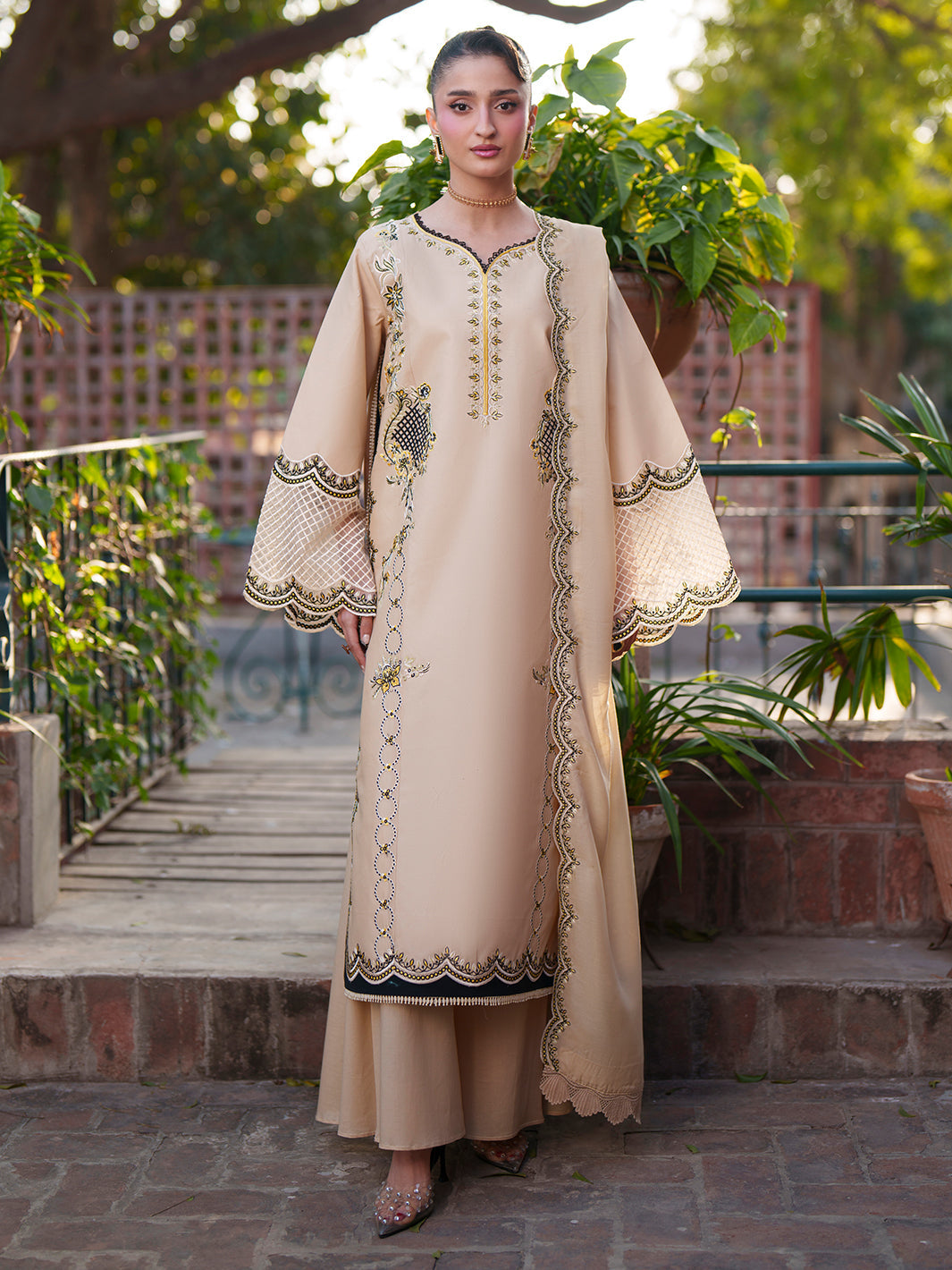 Mahnur | Fiona Lawn | F-04