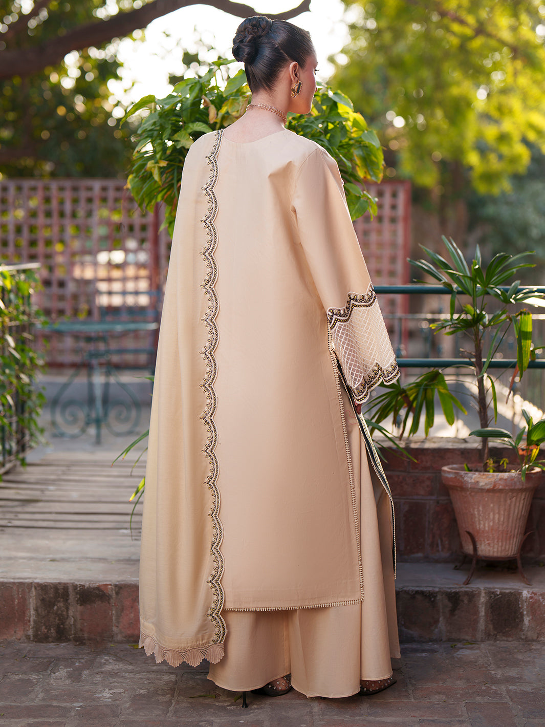 Mahnur | Fiona Lawn | F-04