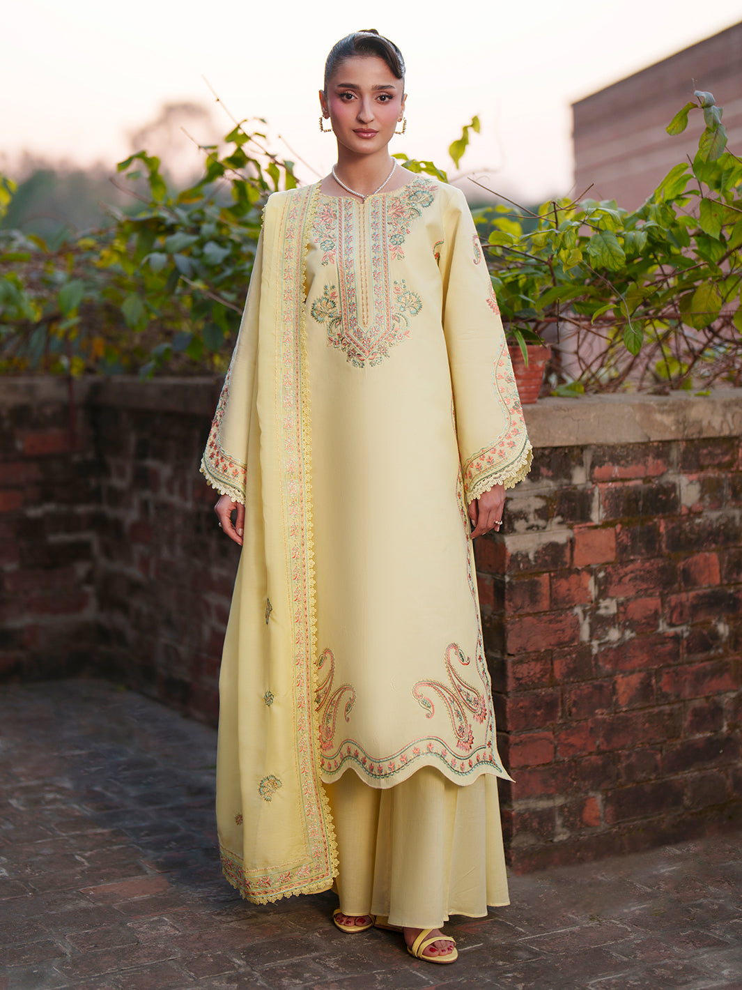 Mahnur | Fiona Lawn | F-05