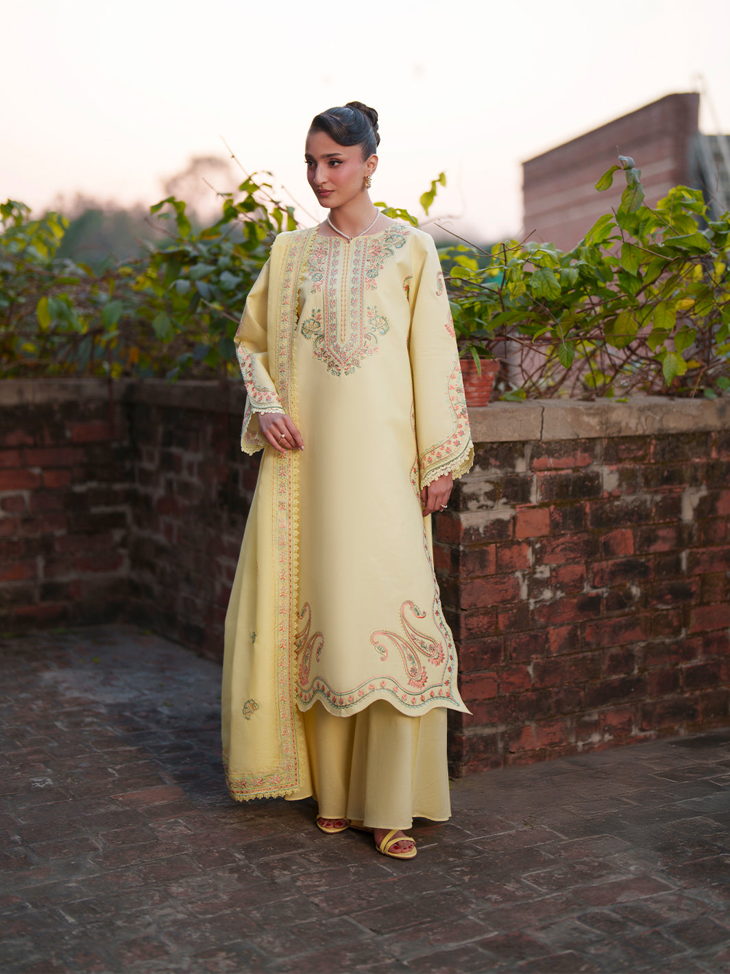 Mahnur | Fiona Lawn | F-05