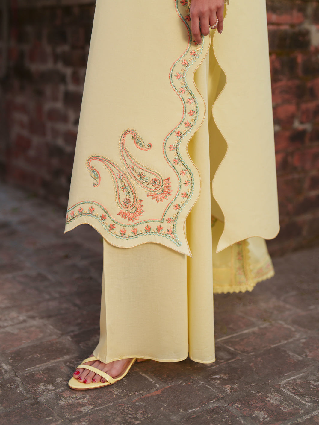 Mahnur | Fiona Lawn | F-05