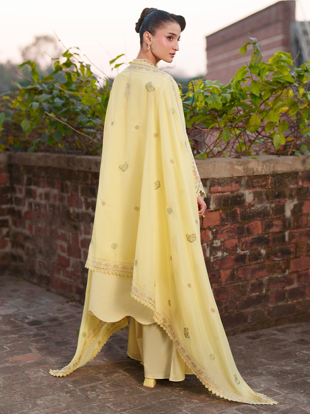 Mahnur | Fiona Lawn | F-05