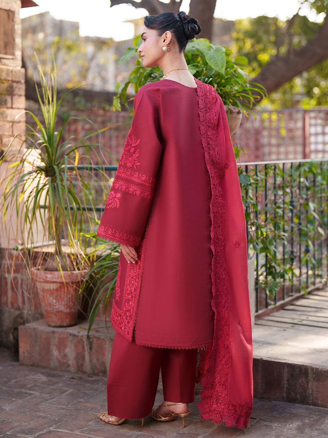 Mahnur | Fiona Lawn | F-07
