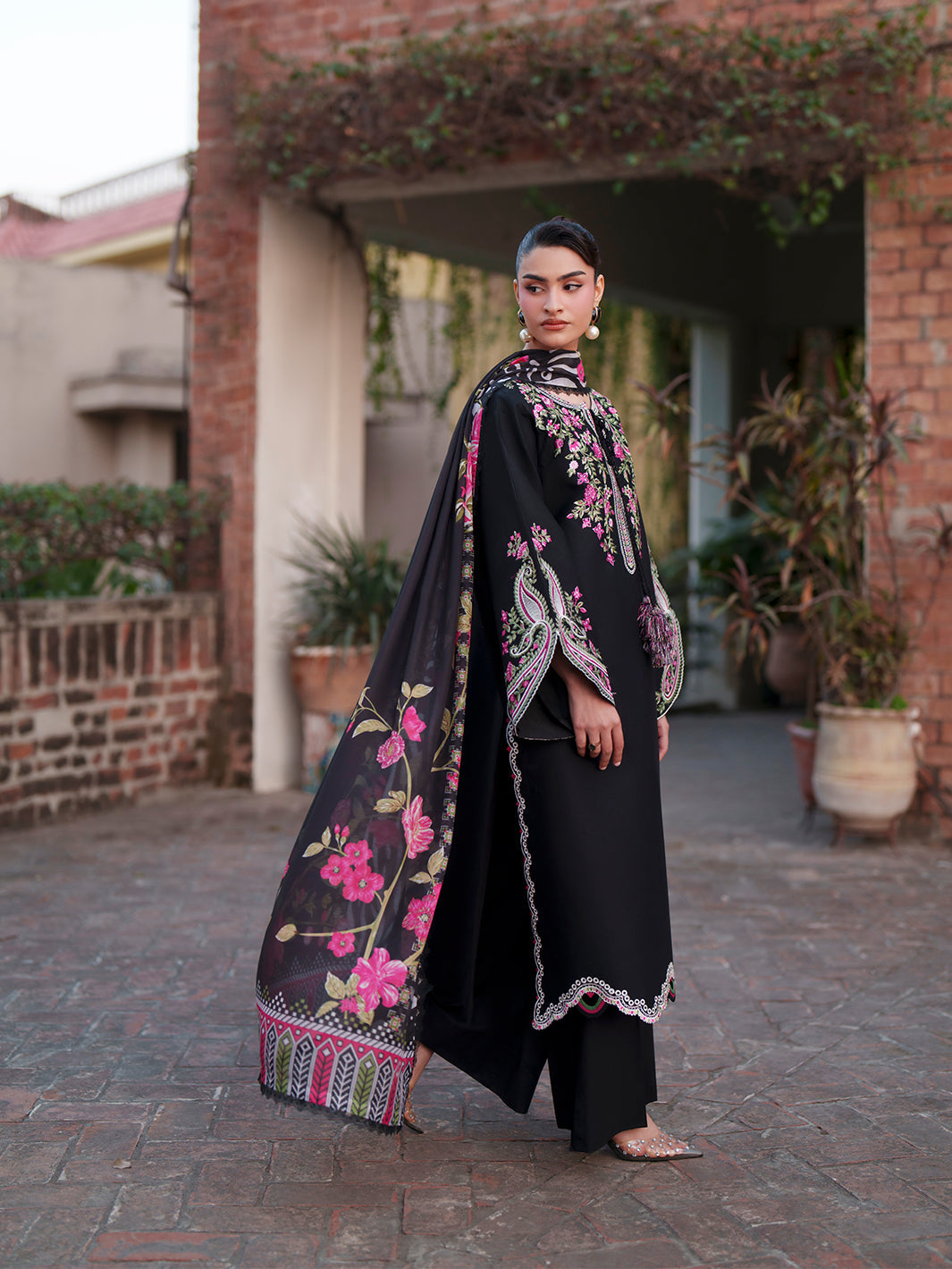 Mahnur | Fiona Lawn | F-09