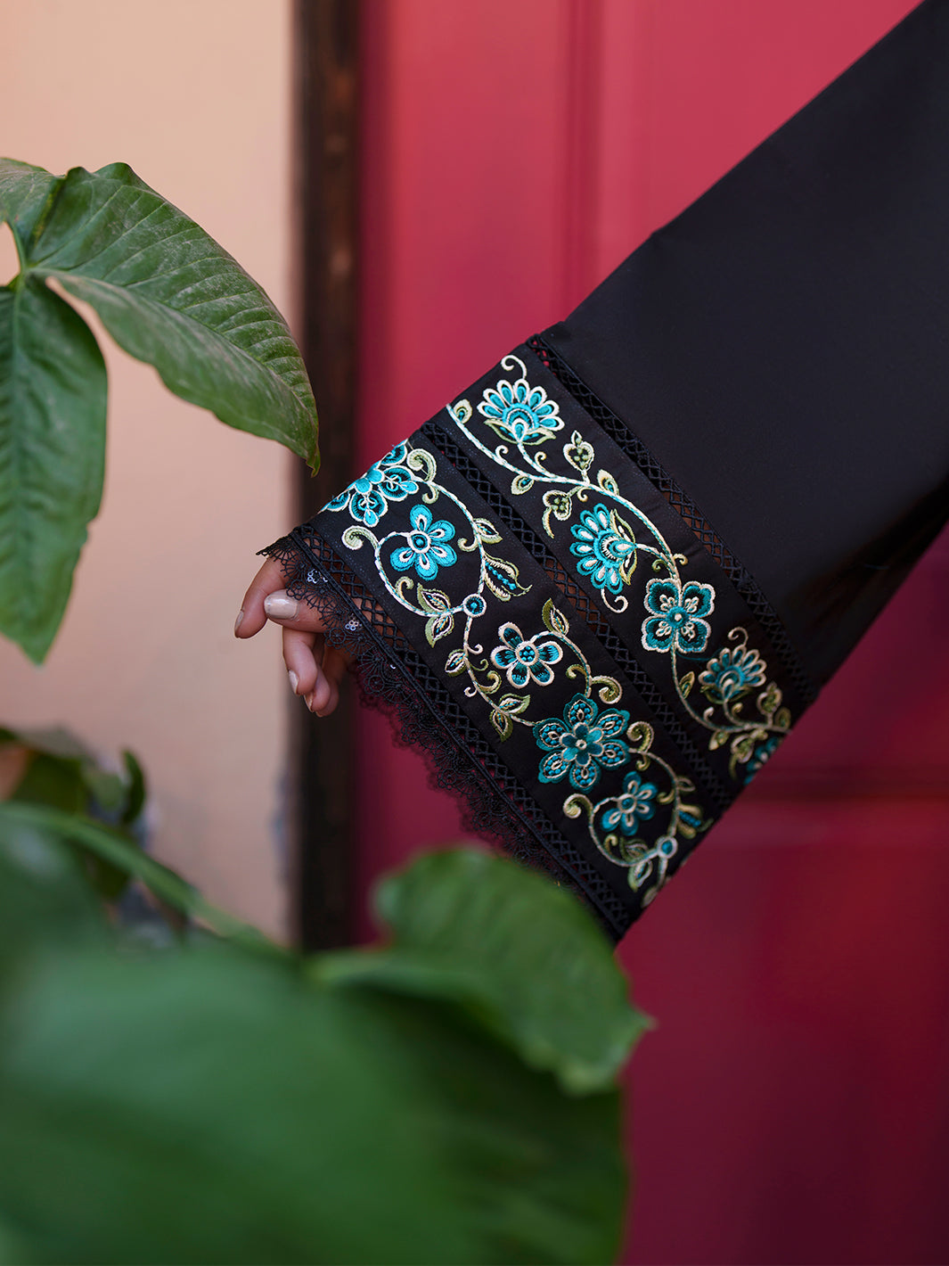 Mahnur | Fiona Lawn | F-11