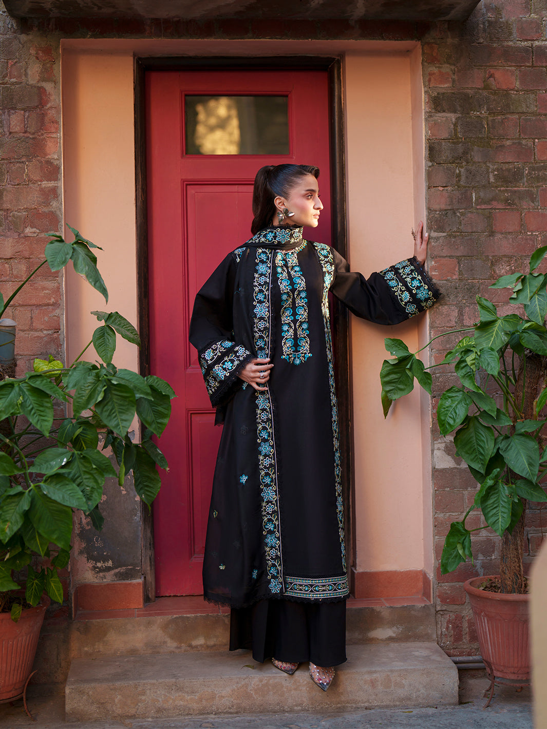 Mahnur | Fiona Lawn | F-11