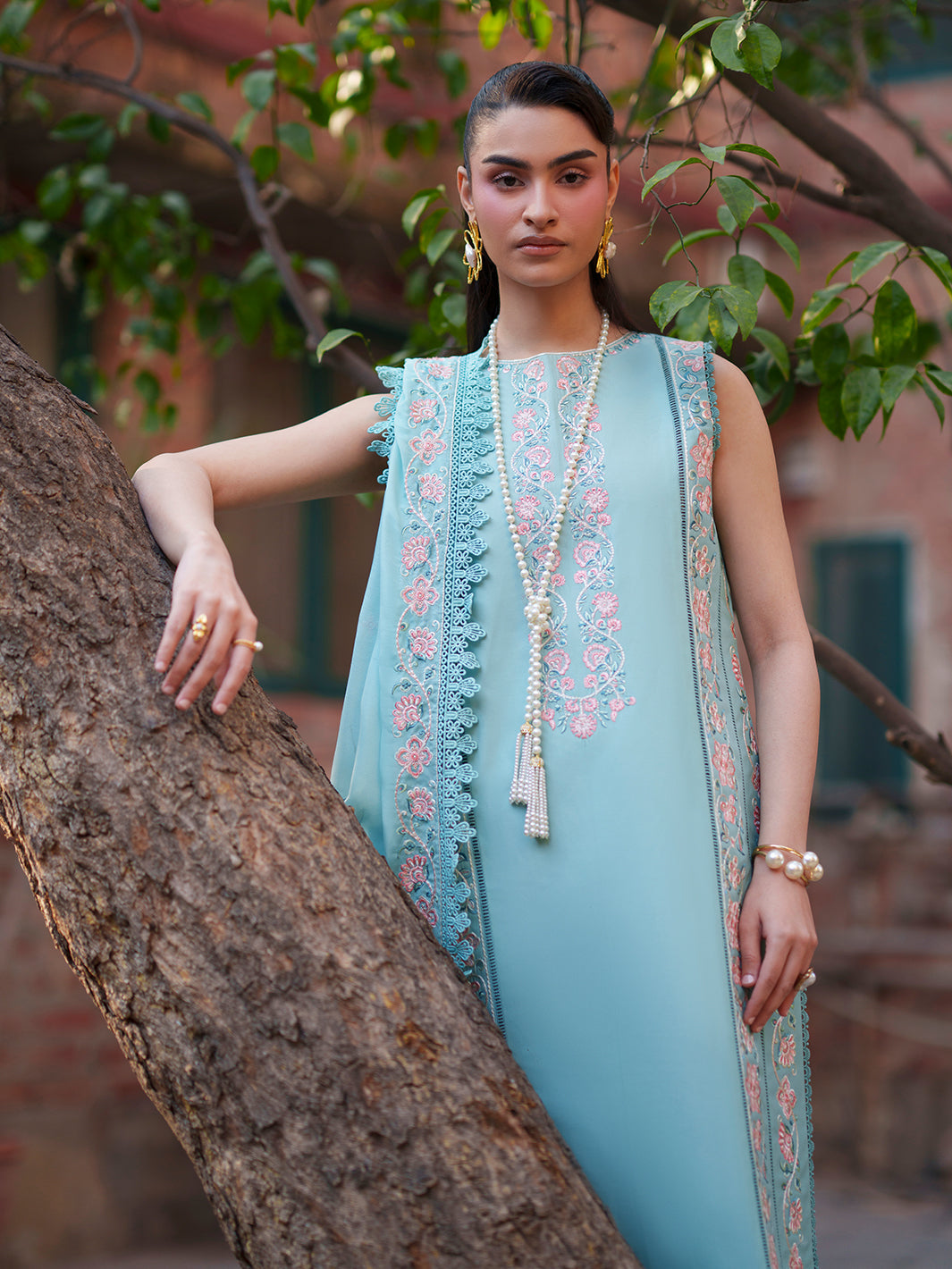 Mahnur | Fiona Lawn | F-12