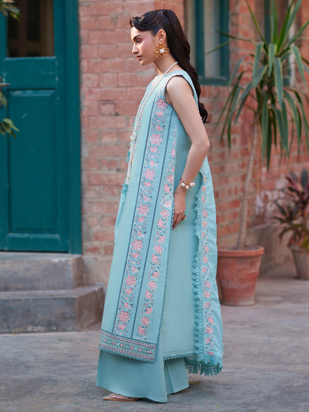 Mahnur | Fiona Lawn | F-12