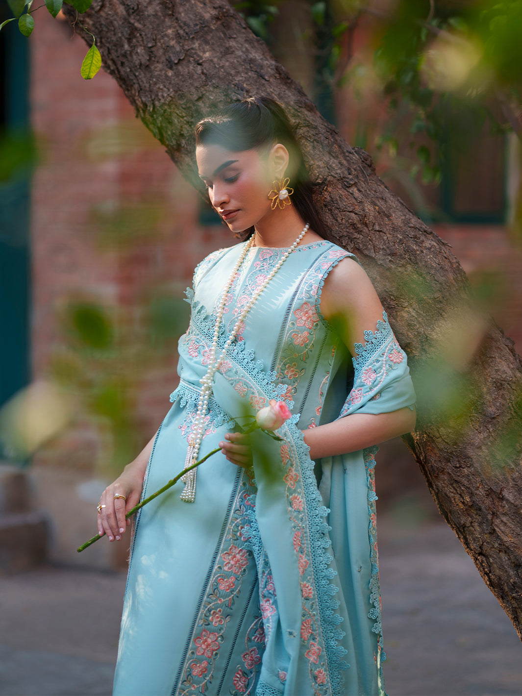 Mahnur | Fiona Lawn | F-12