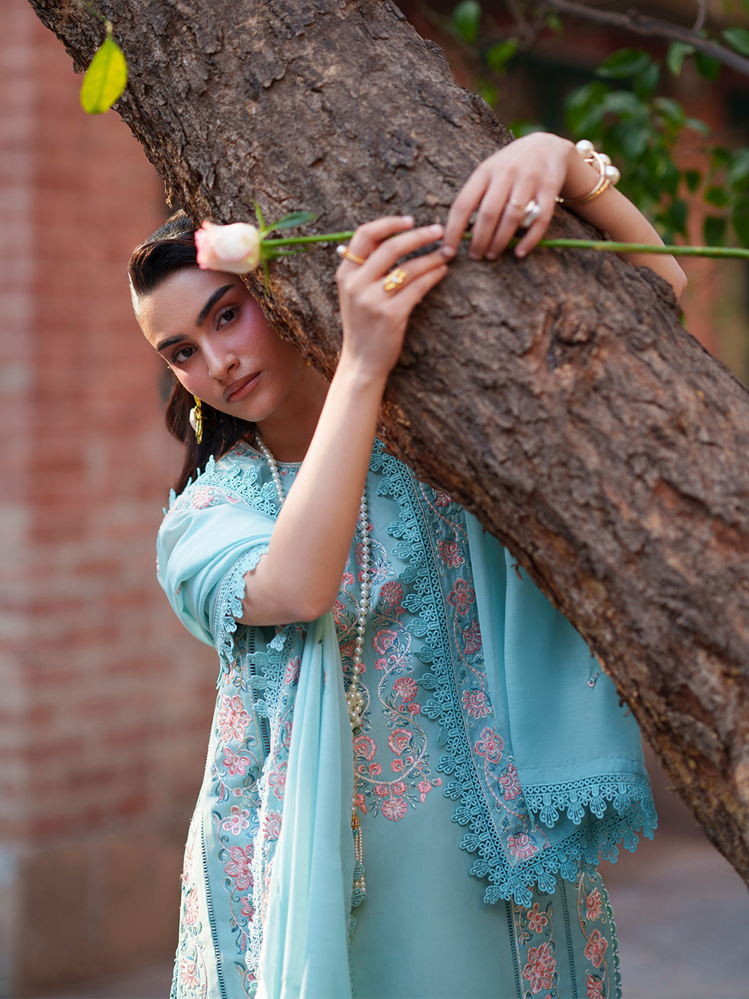 Mahnur | Fiona Lawn | F-12