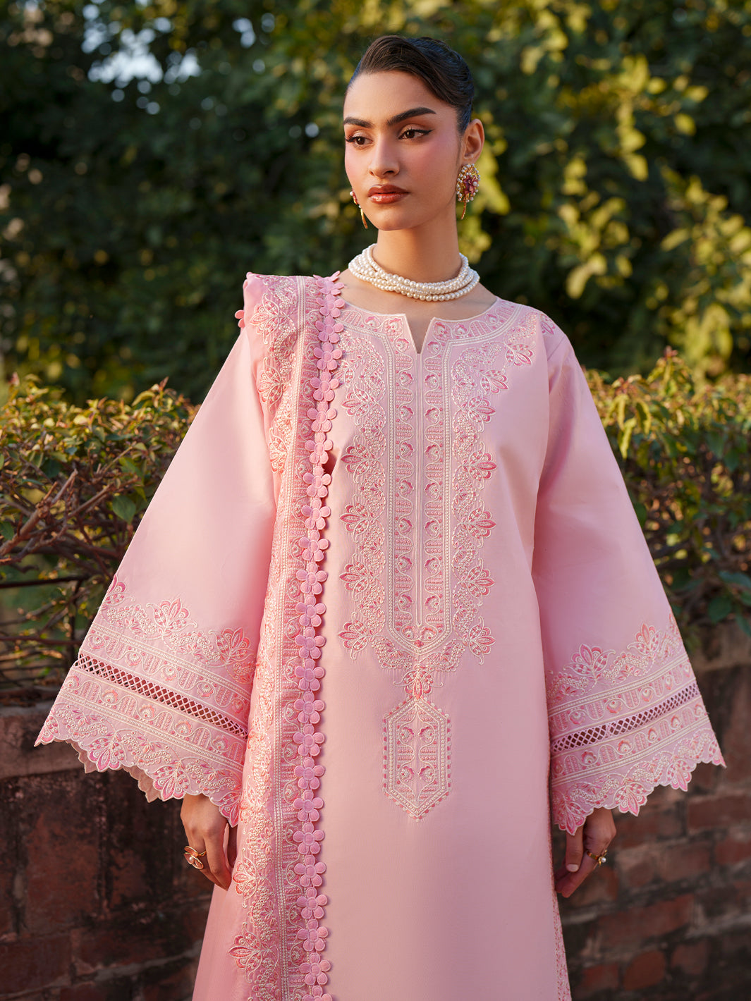 Mahnur | Fiona Lawn | F-13