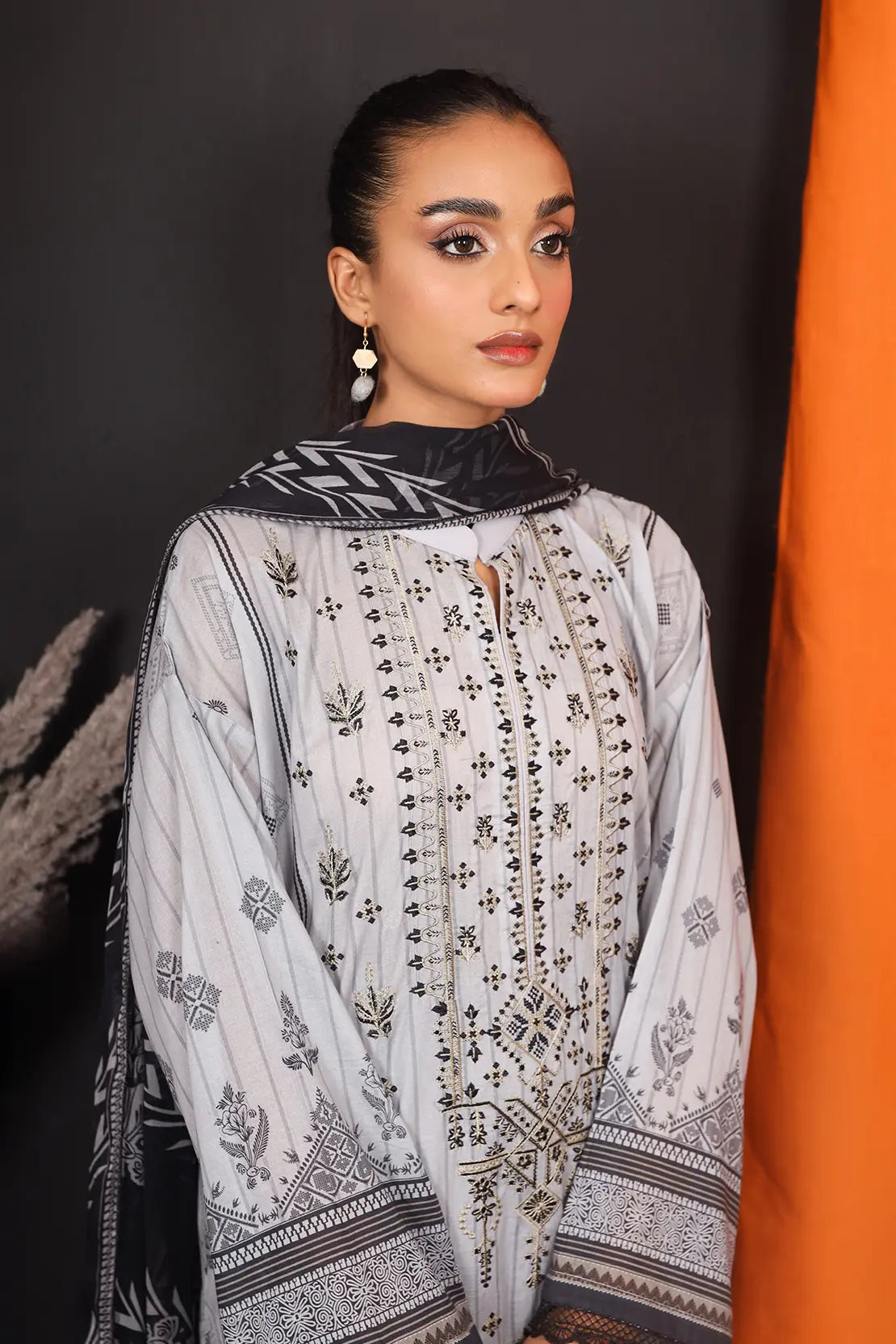 3 Piece - Embroidered Lawn - 8140