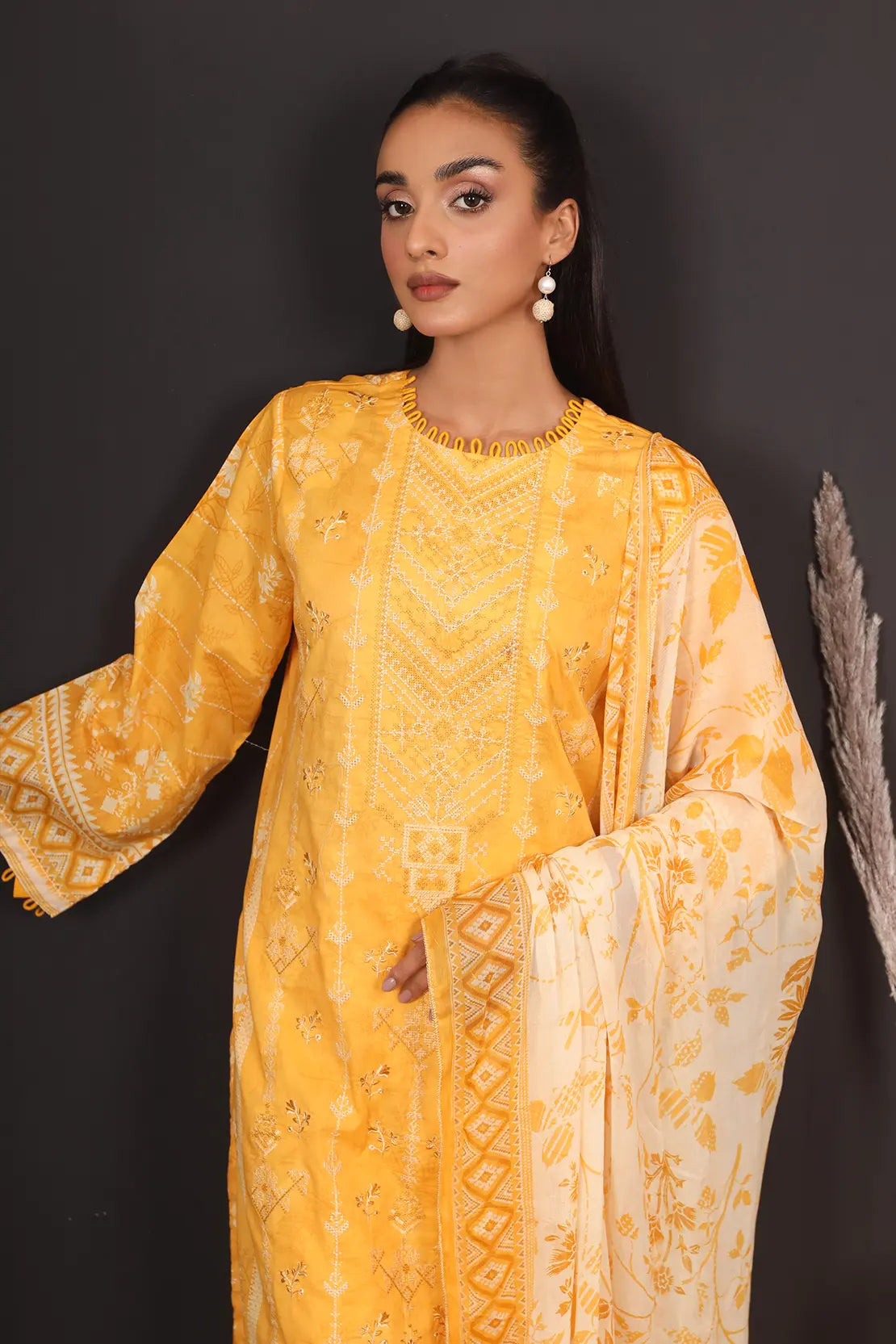 3 Piece - Embroidered Lawn - 8133