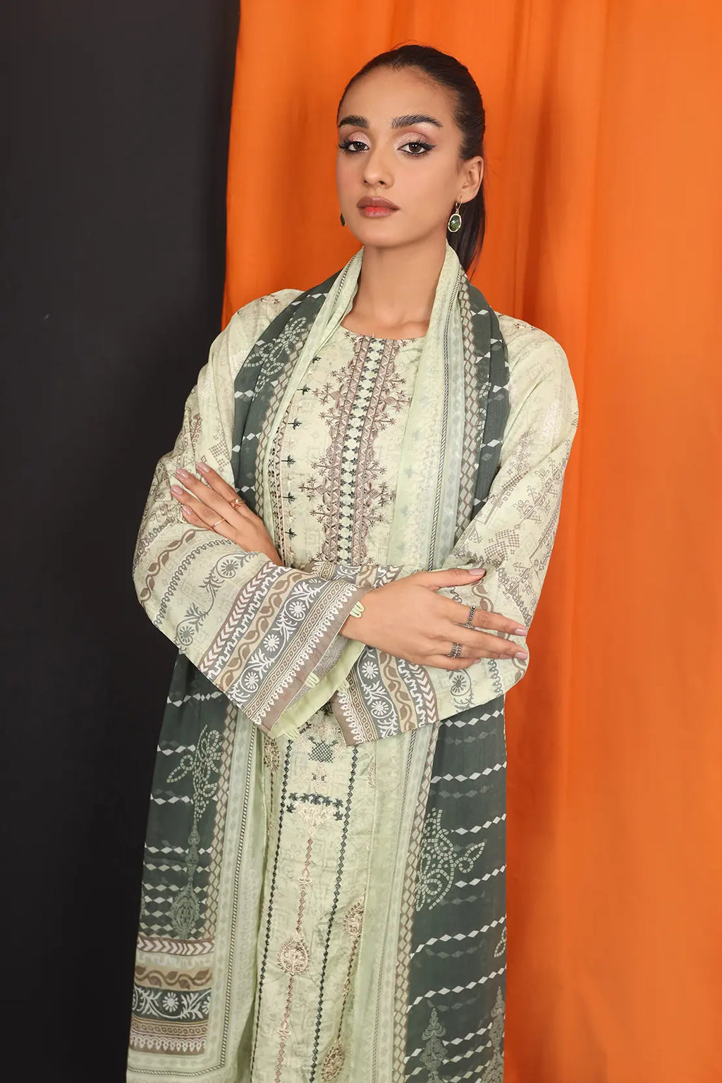 3 Piece - Embroidered Lawn - 8135
