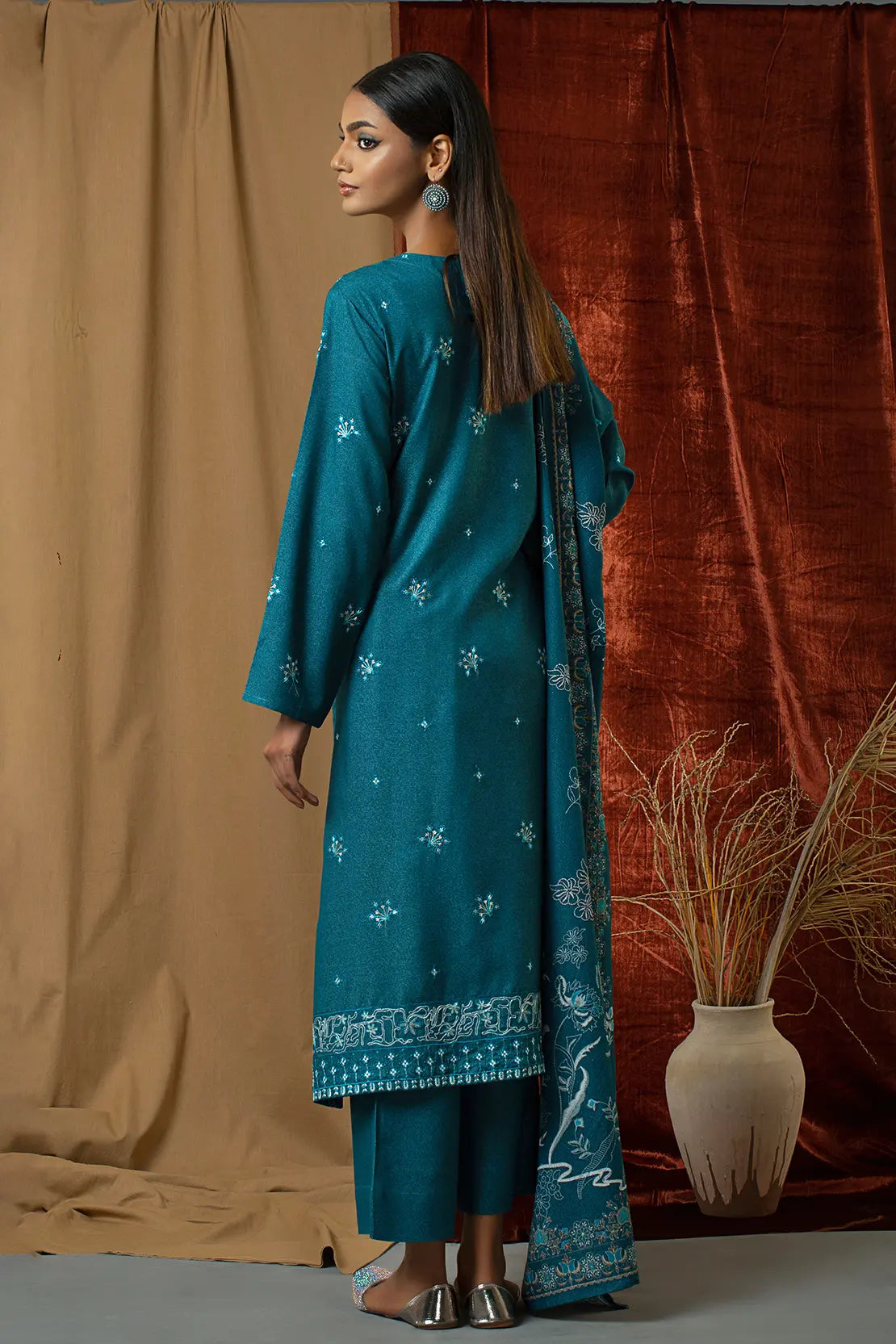 3 Piece – Premium Embroidered Karandi – 8294