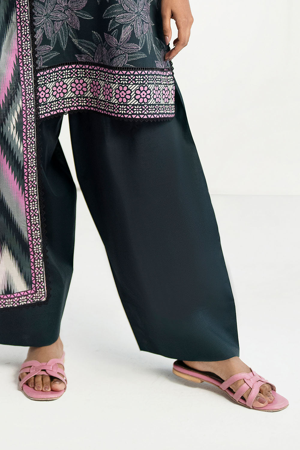 Gul Ahmed | Embroidered Lawn - 3 Piece | CL-62009