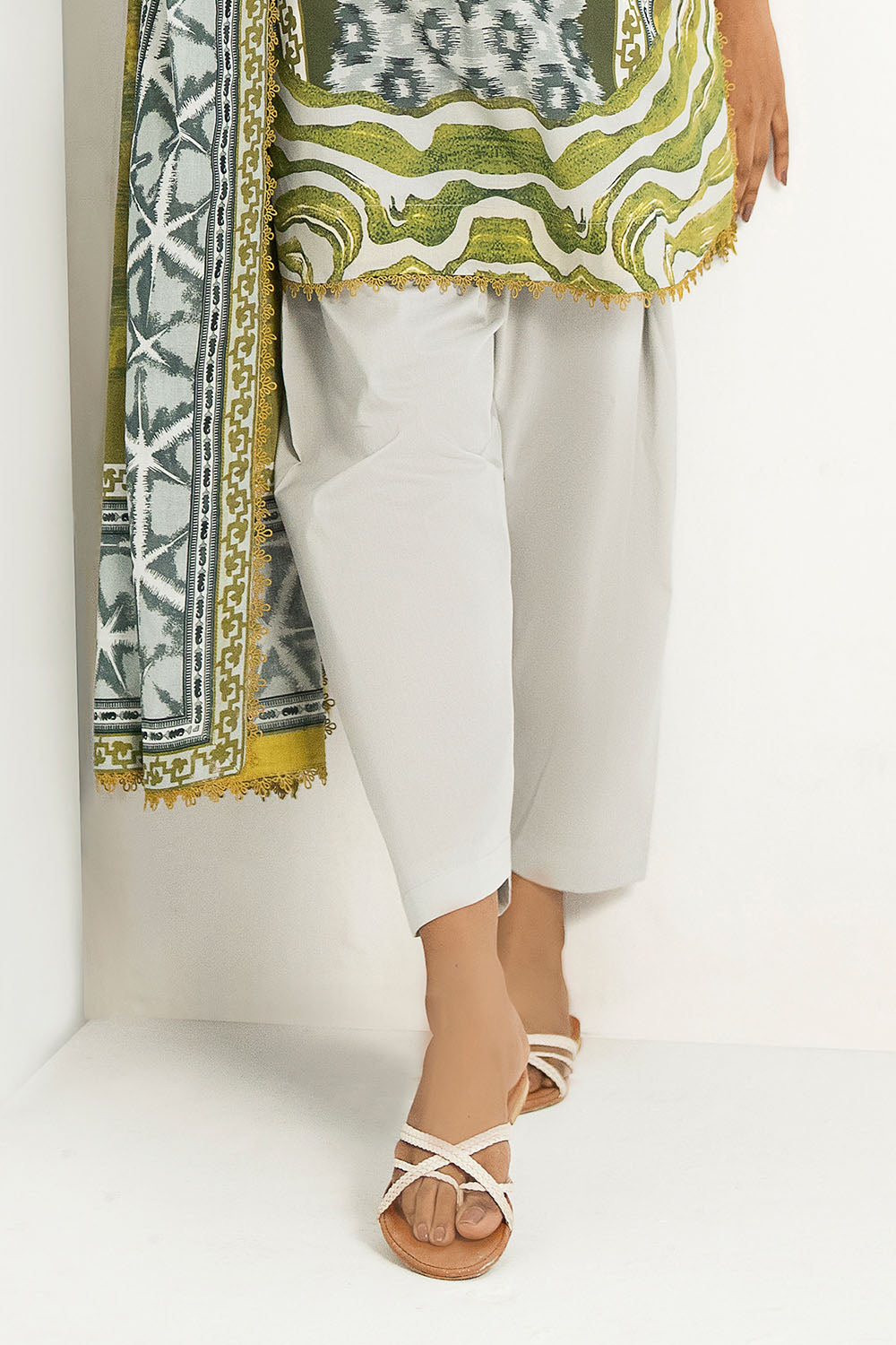 Gul Ahmed | Embroidered Lawn - 3 Piece | CL-62198