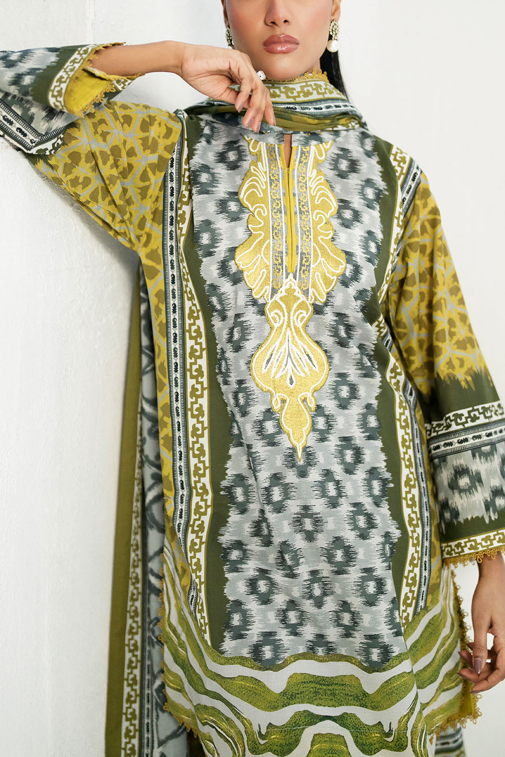 Gul Ahmed | Embroidered Lawn - 3 Piece | CL-62198