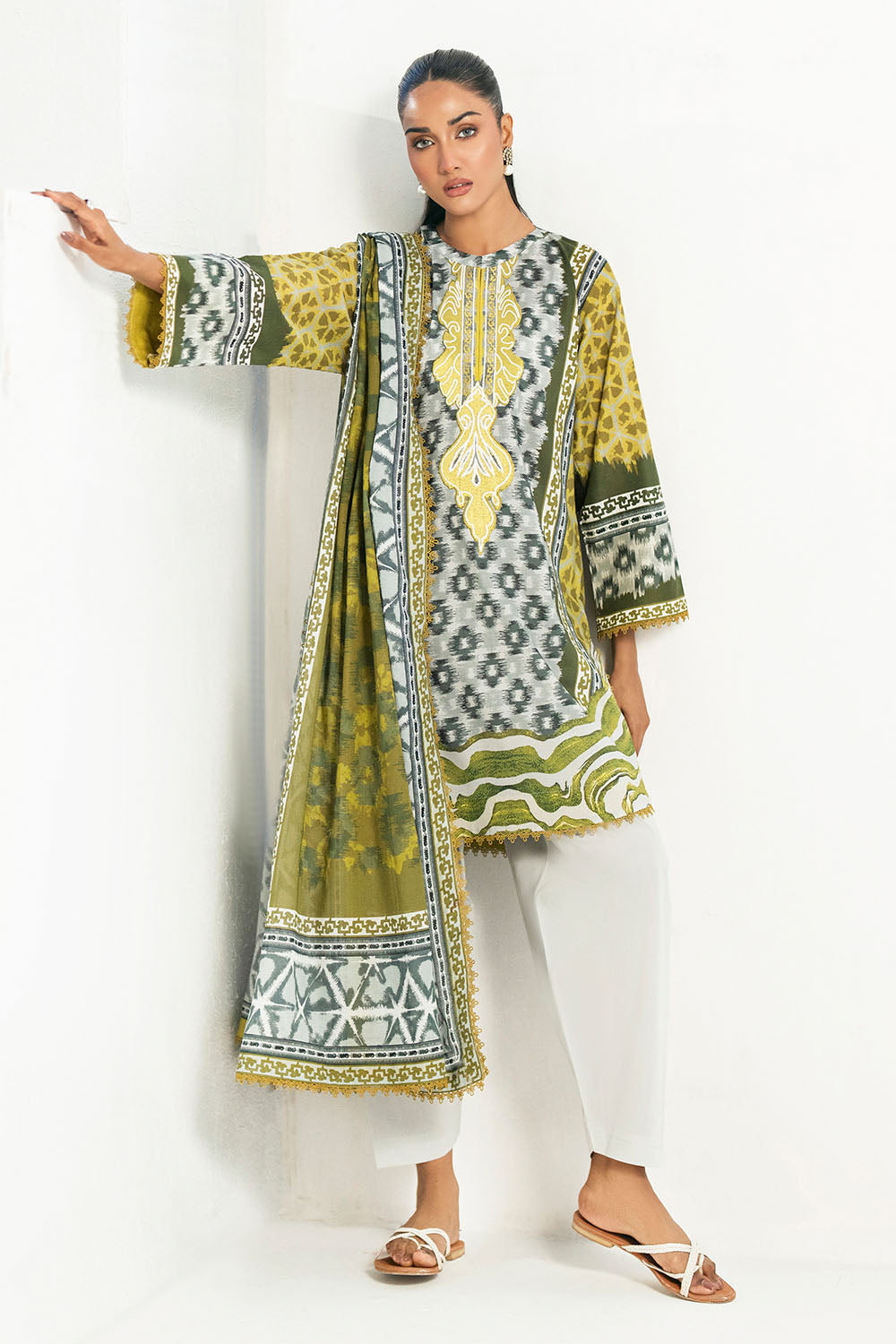 Gul Ahmed | Embroidered Lawn - 3 Piece | CL-62198