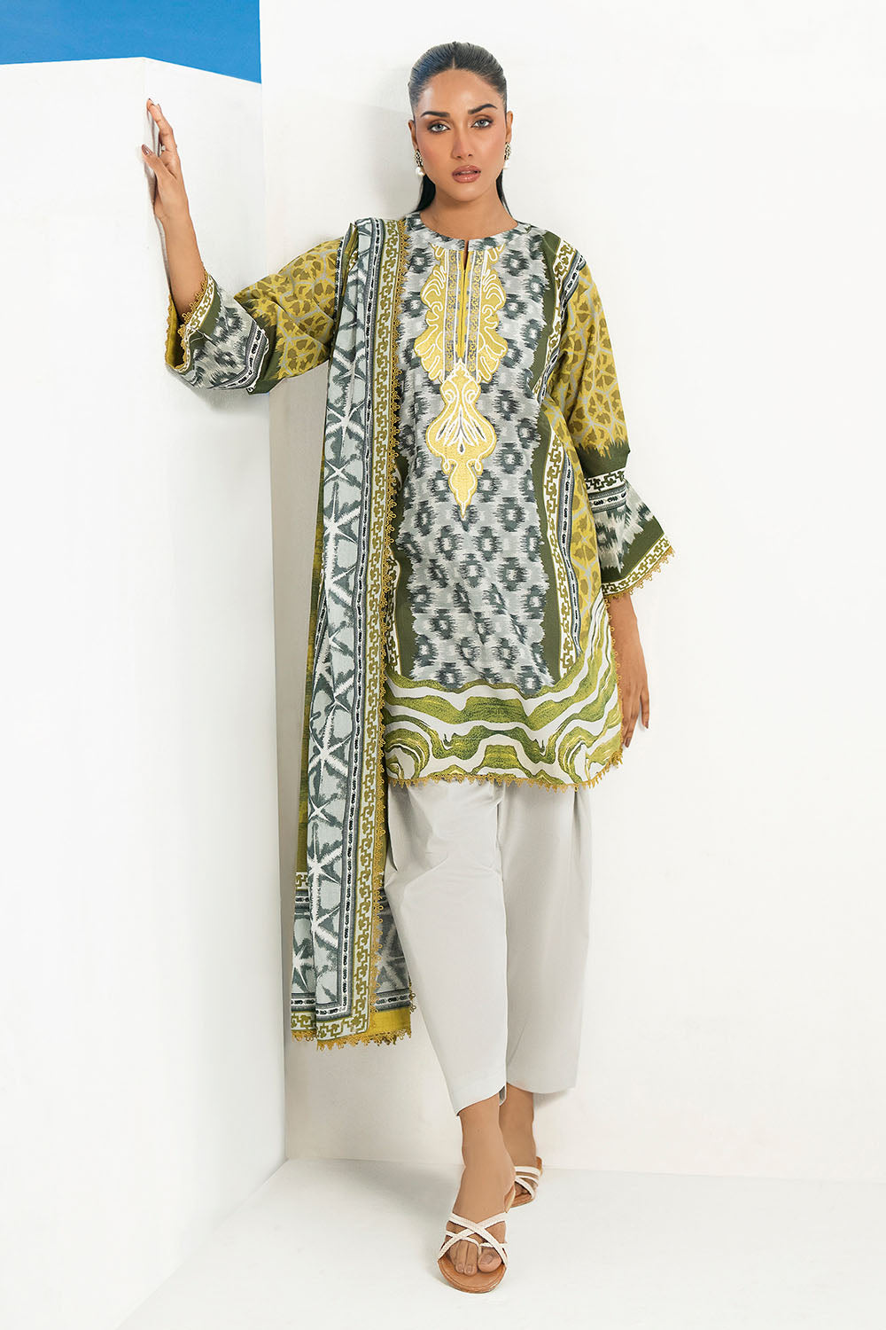 Gul Ahmed | Embroidered Lawn - 3 Piece | CL-62198