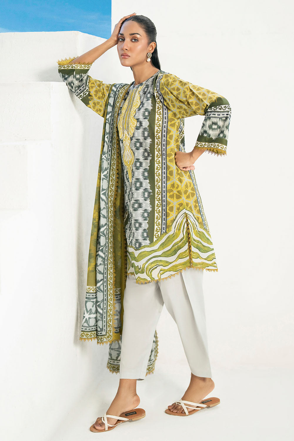 Gul Ahmed | Embroidered Lawn - 3 Piece | CL-62198