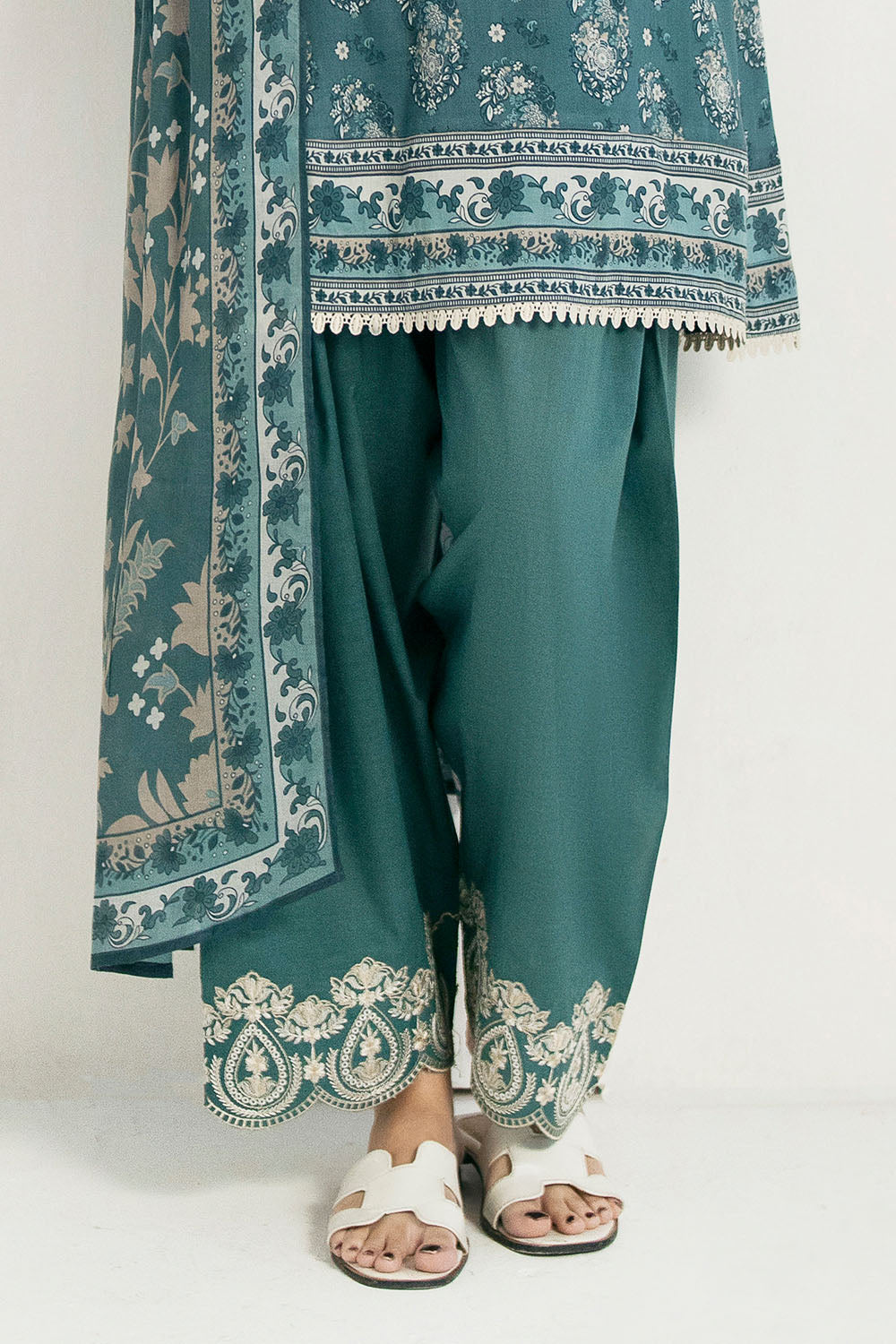 Gul Ahmed | Embroidered Lawn - 3 Piece | CL-62262
