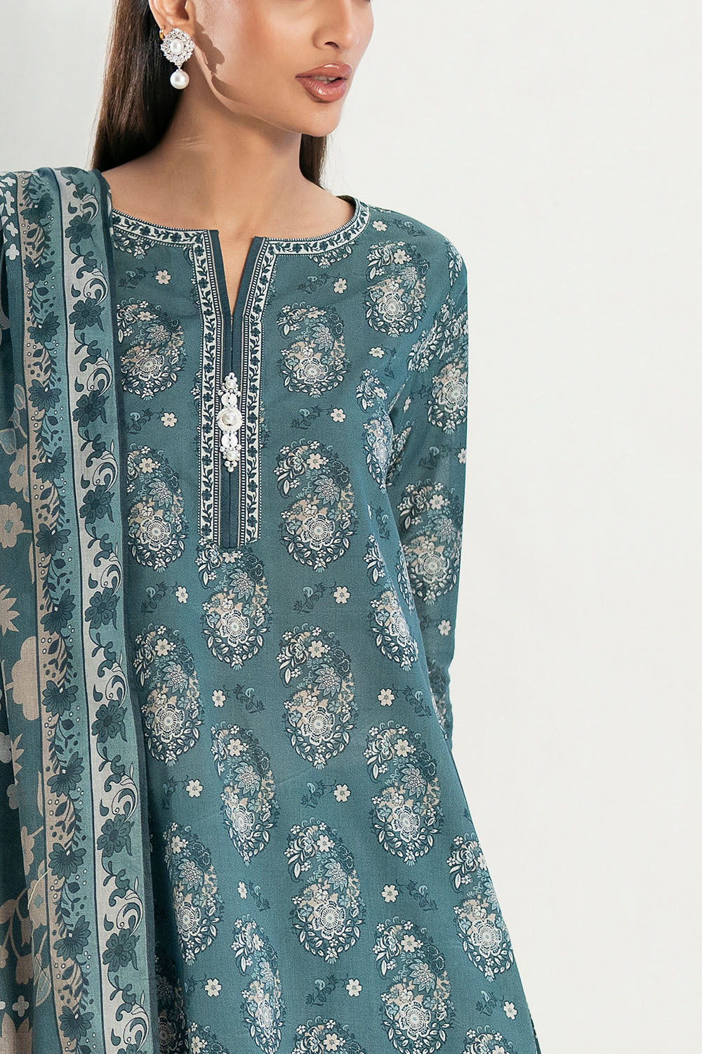 Gul Ahmed | Embroidered Lawn - 3 Piece | CL-62262