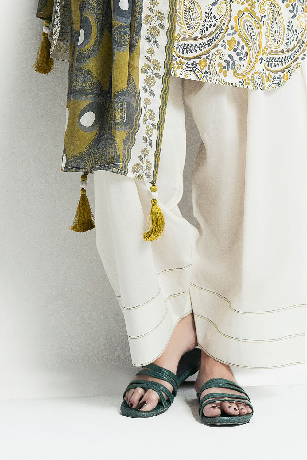 Gul Ahmed | Embroidered Lawn - 3 Piece | CL-62295