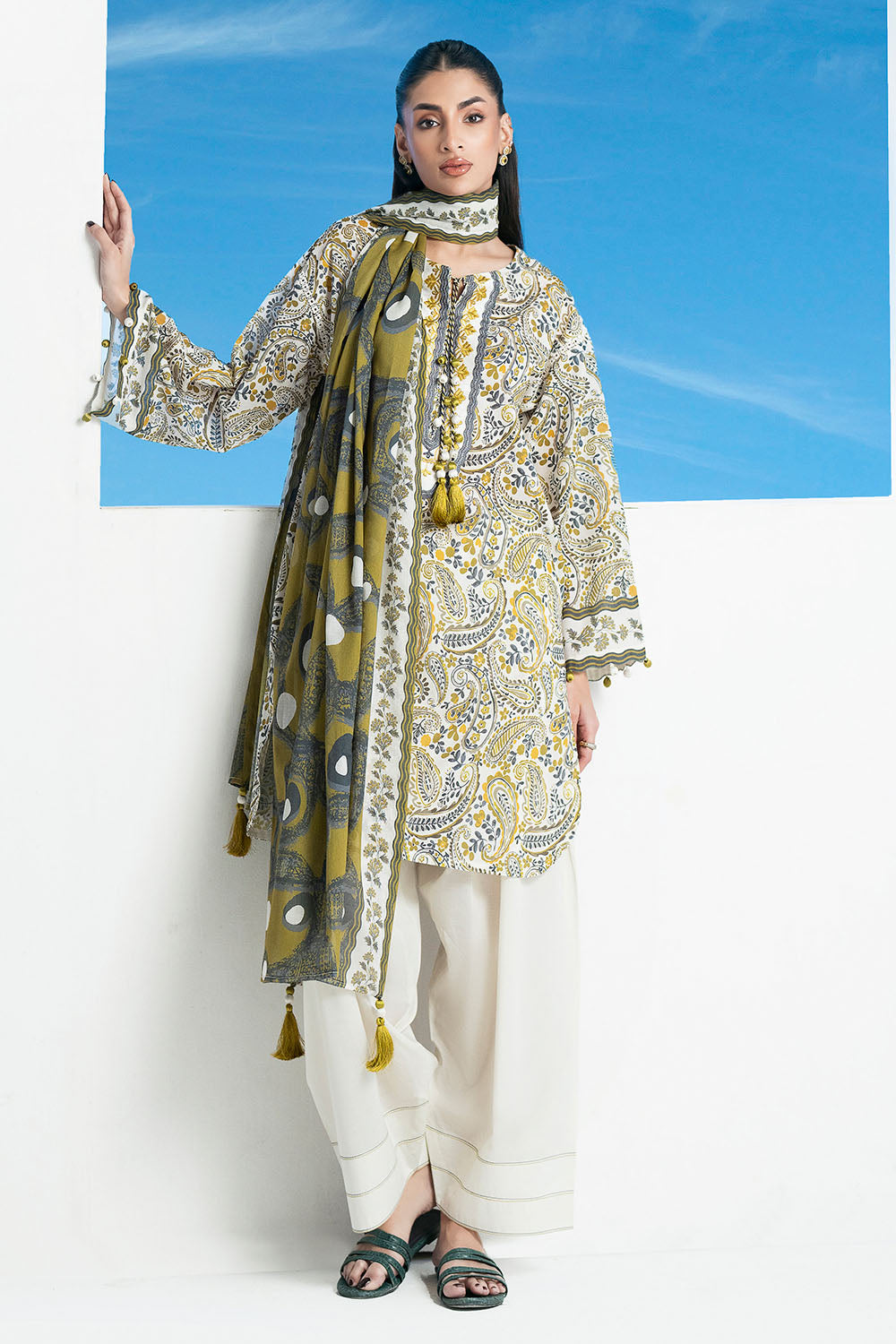 Gul Ahmed | Embroidered Lawn - 3 Piece | CL-62295
