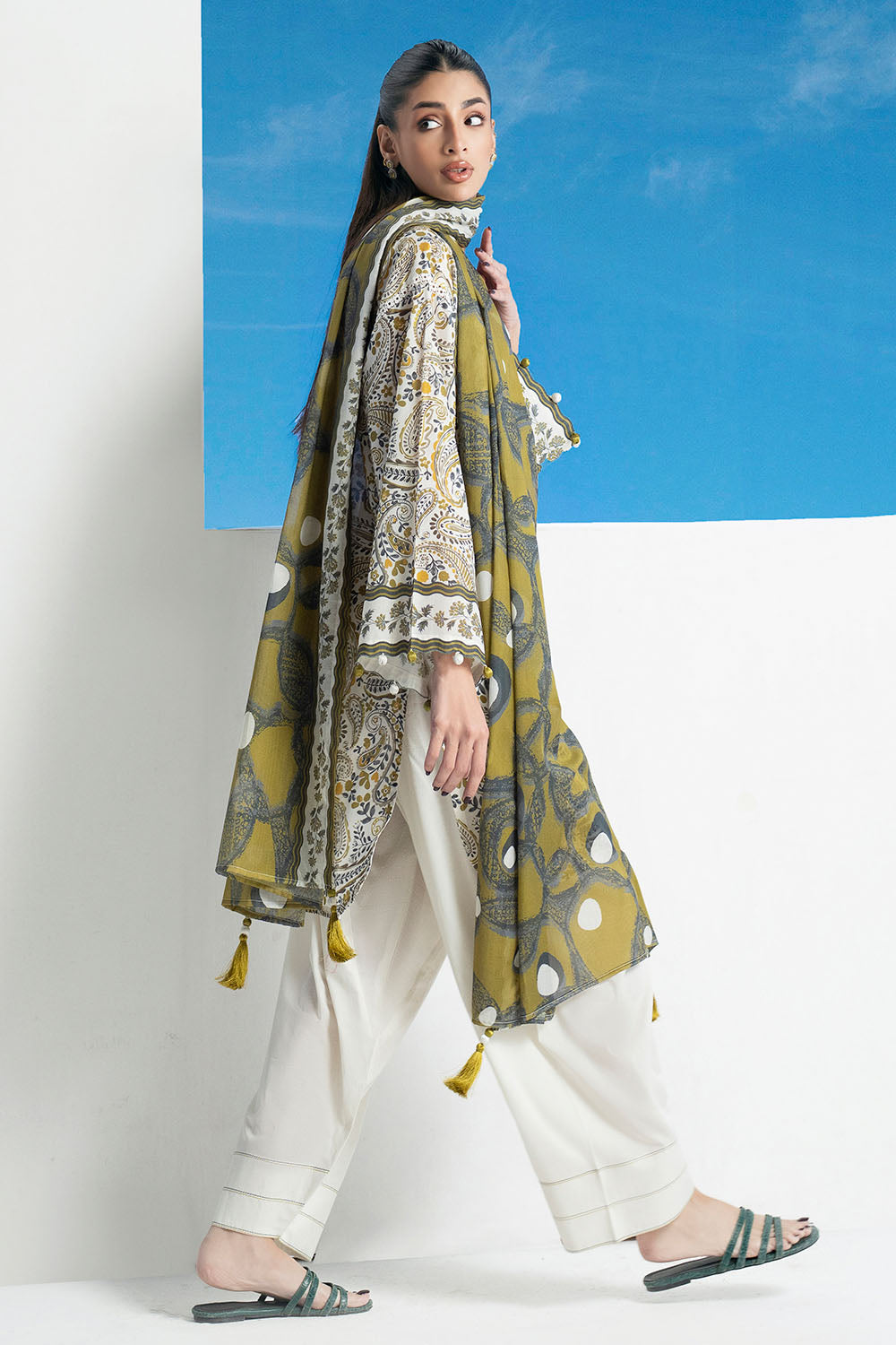 Gul Ahmed | Embroidered Lawn - 3 Piece | CL-62295