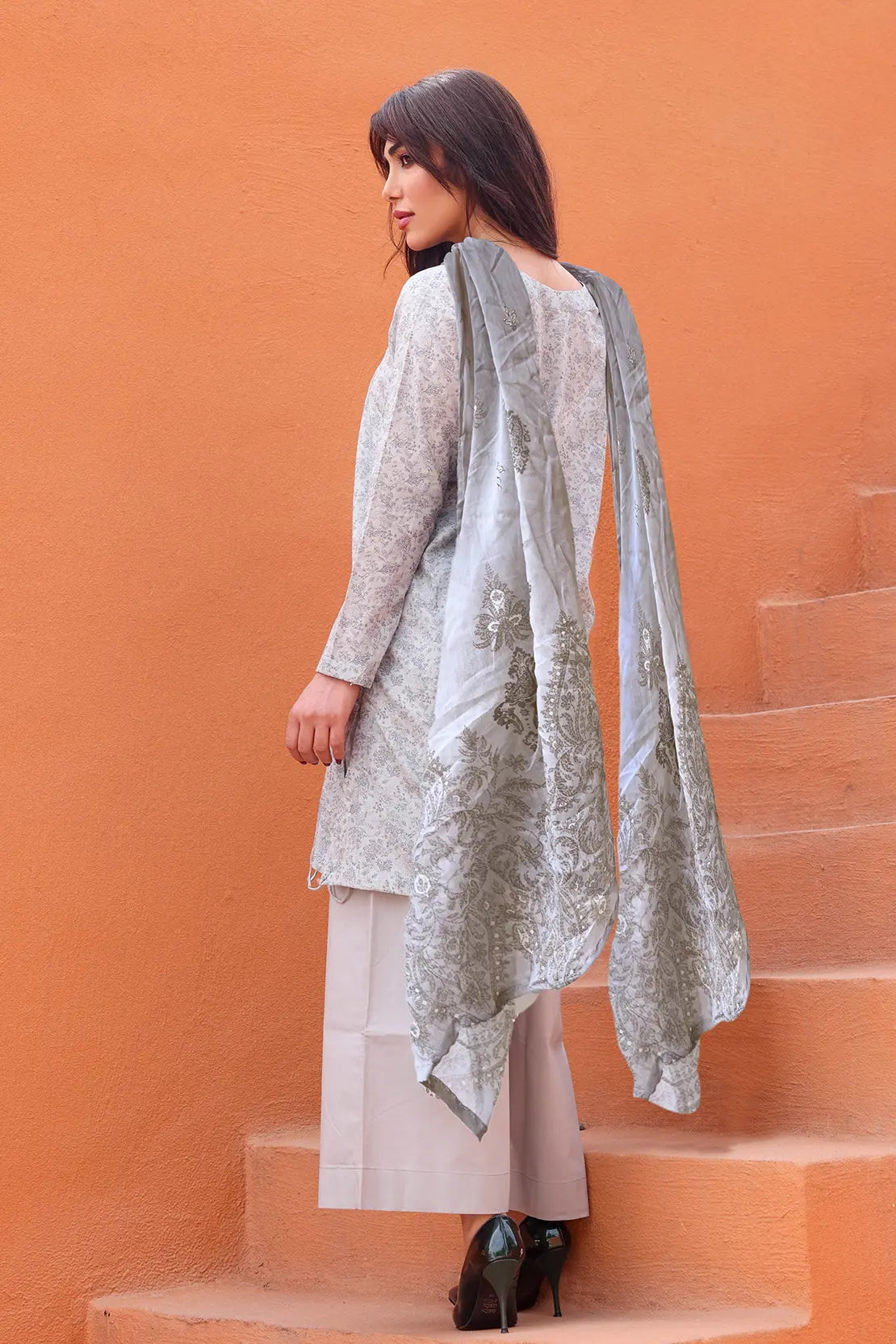 3 Piece - Embroidered Lawn - 8160