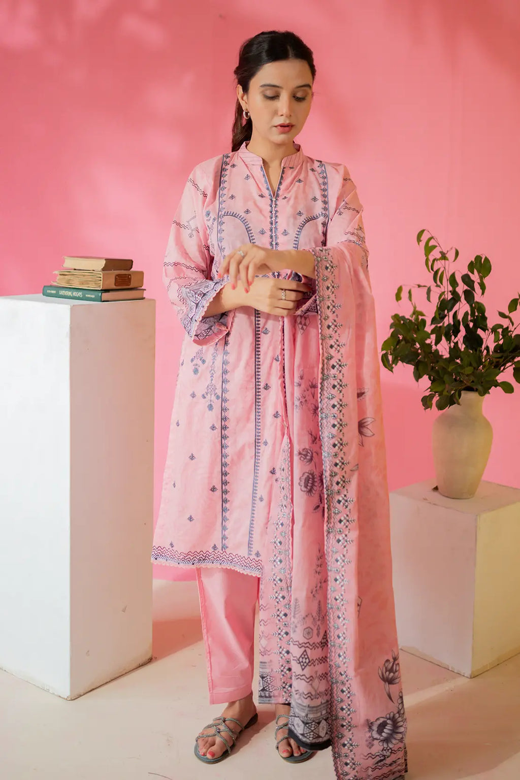 3 Piece - Embroidered Lawn - 8689