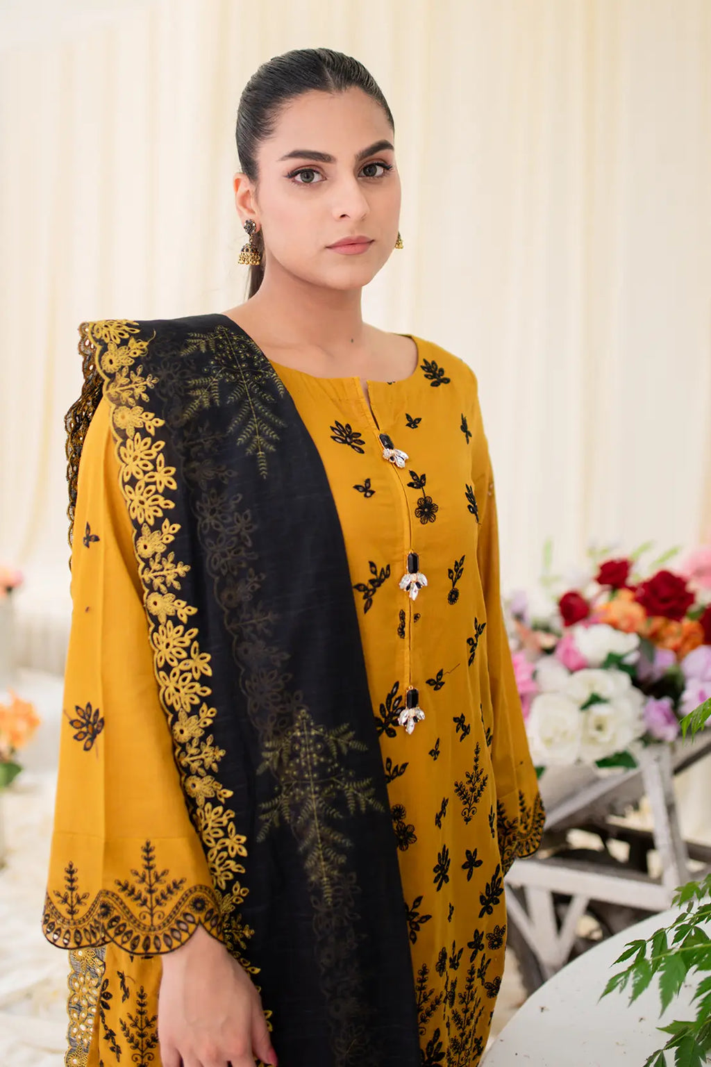 3 Piece - Embroidered Lawn - 8661
