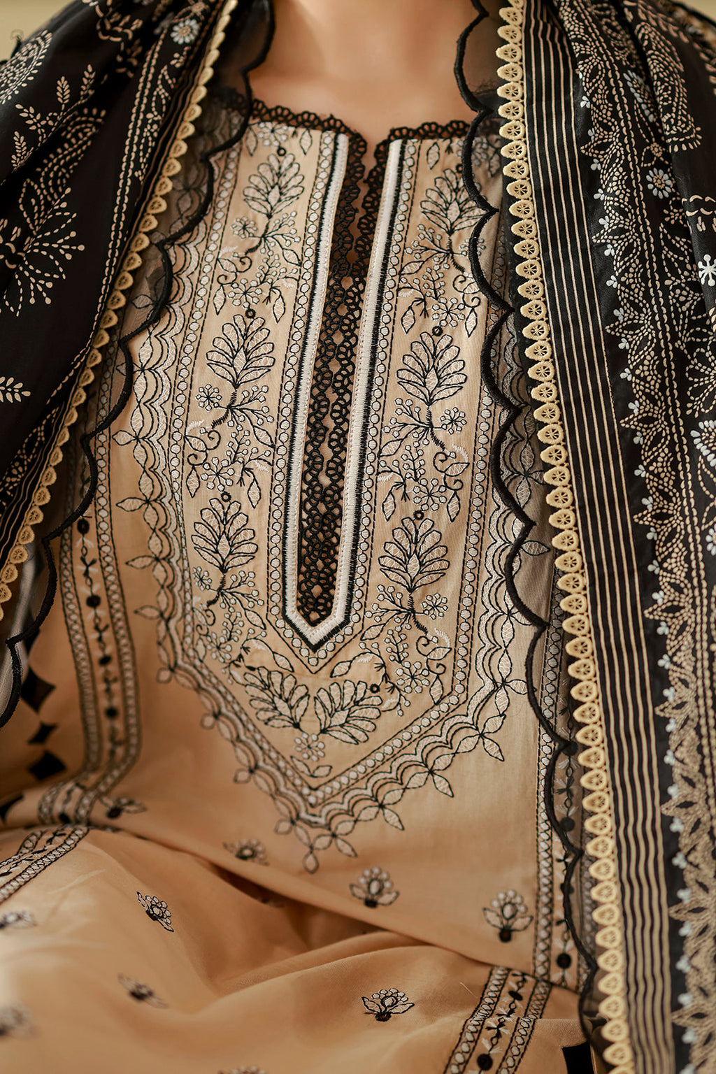 Zellbury | Chikankari Embroidered Lawn | 4047